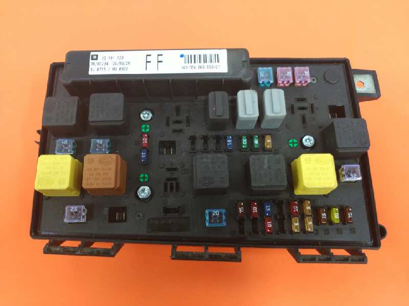 CAJA RELES / FUSIBLES OPEL OPEL ASTRA H BERLINA Compra online CAJA RELES / FUSIBLES OPEL OPEL ASTRA H BERLINA Compra online
