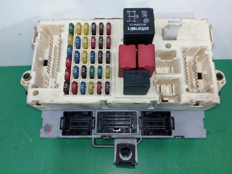 CAJA RELES / FUSIBLES