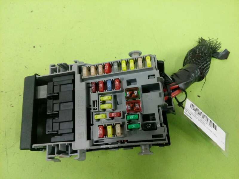 CAJA RELES / FUSIBLES