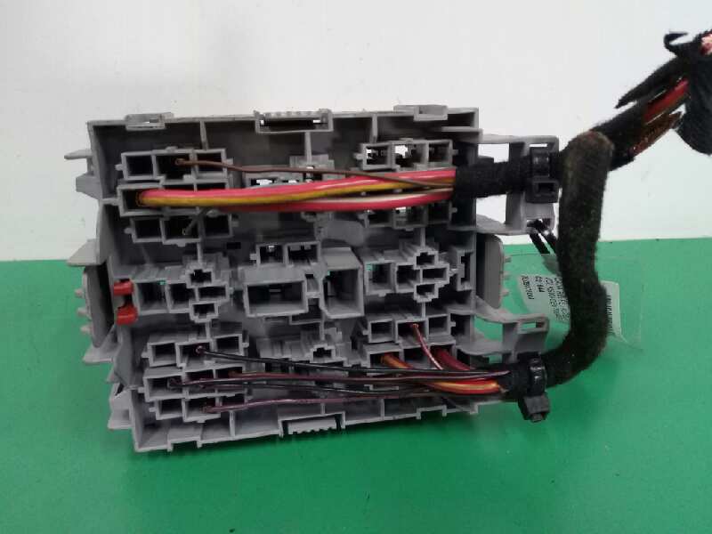 CAJA RELES / FUSIBLES
