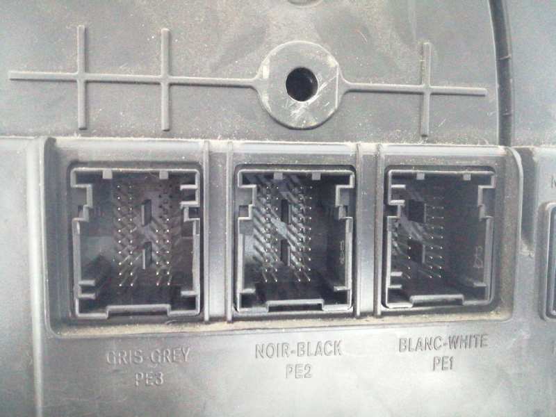 CAJA RELES / FUSIBLES