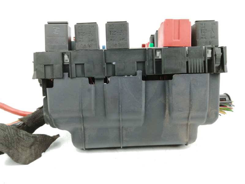 CAJA RELES / FUSIBLES