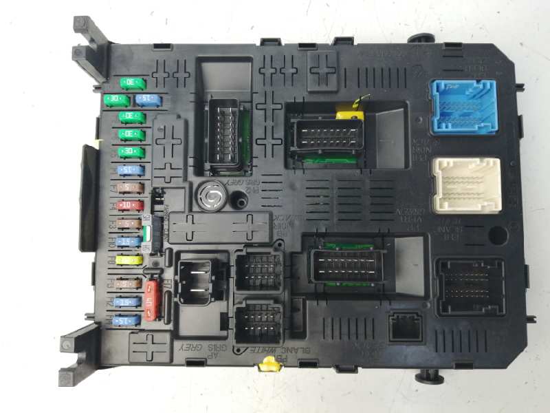 CAJA RELES / FUSIBLES