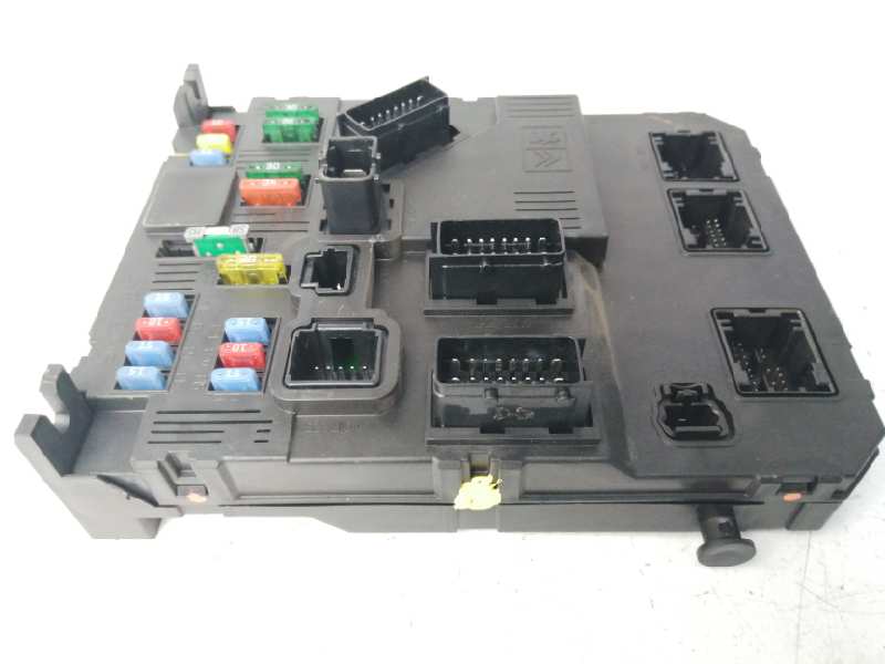 CAJA RELES / FUSIBLES