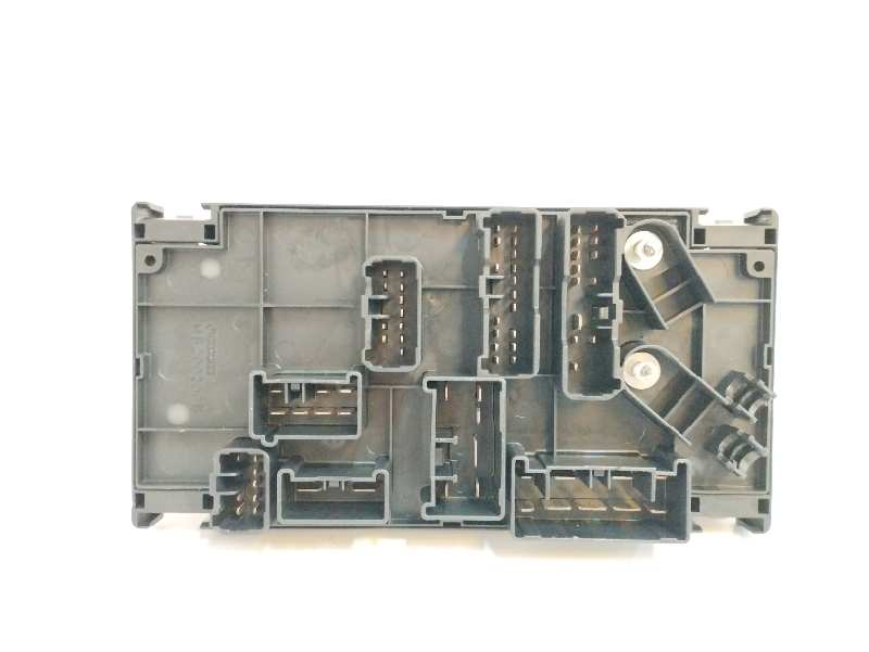 CAJA RELES / FUSIBLES