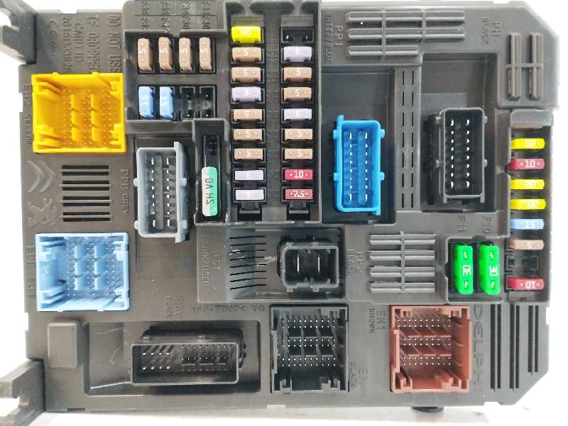 CAJA RELES / FUSIBLES