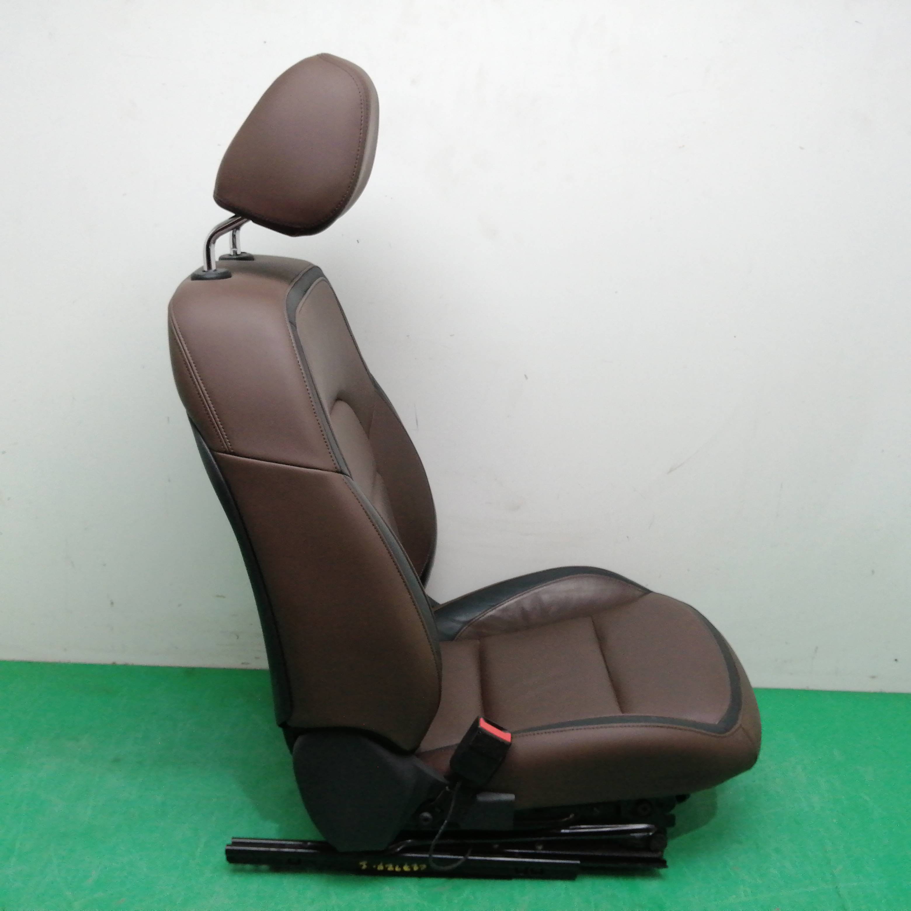 ASIENTO DELANTERO IZQUIERDO