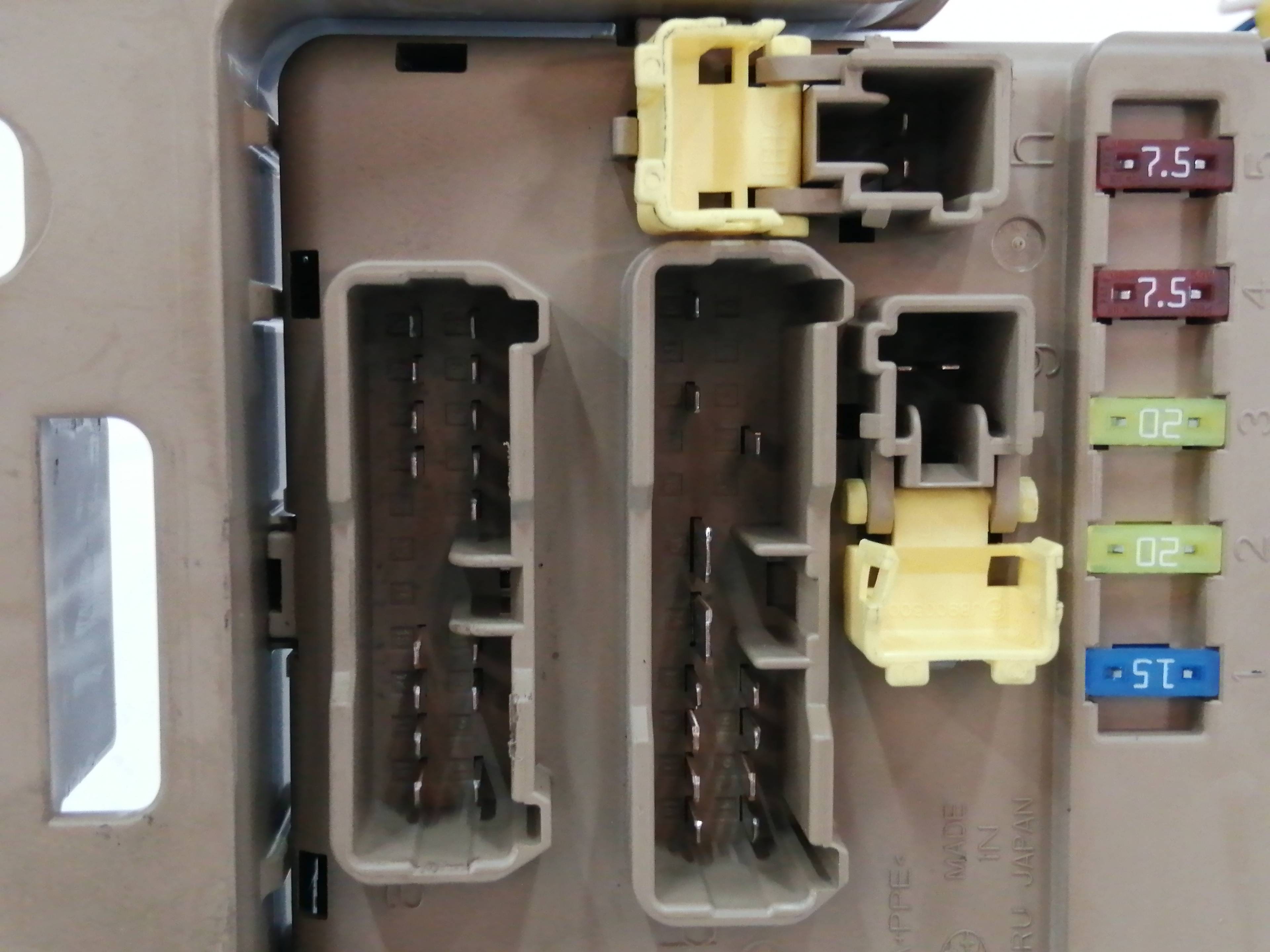 CAJA RELES / FUSIBLES