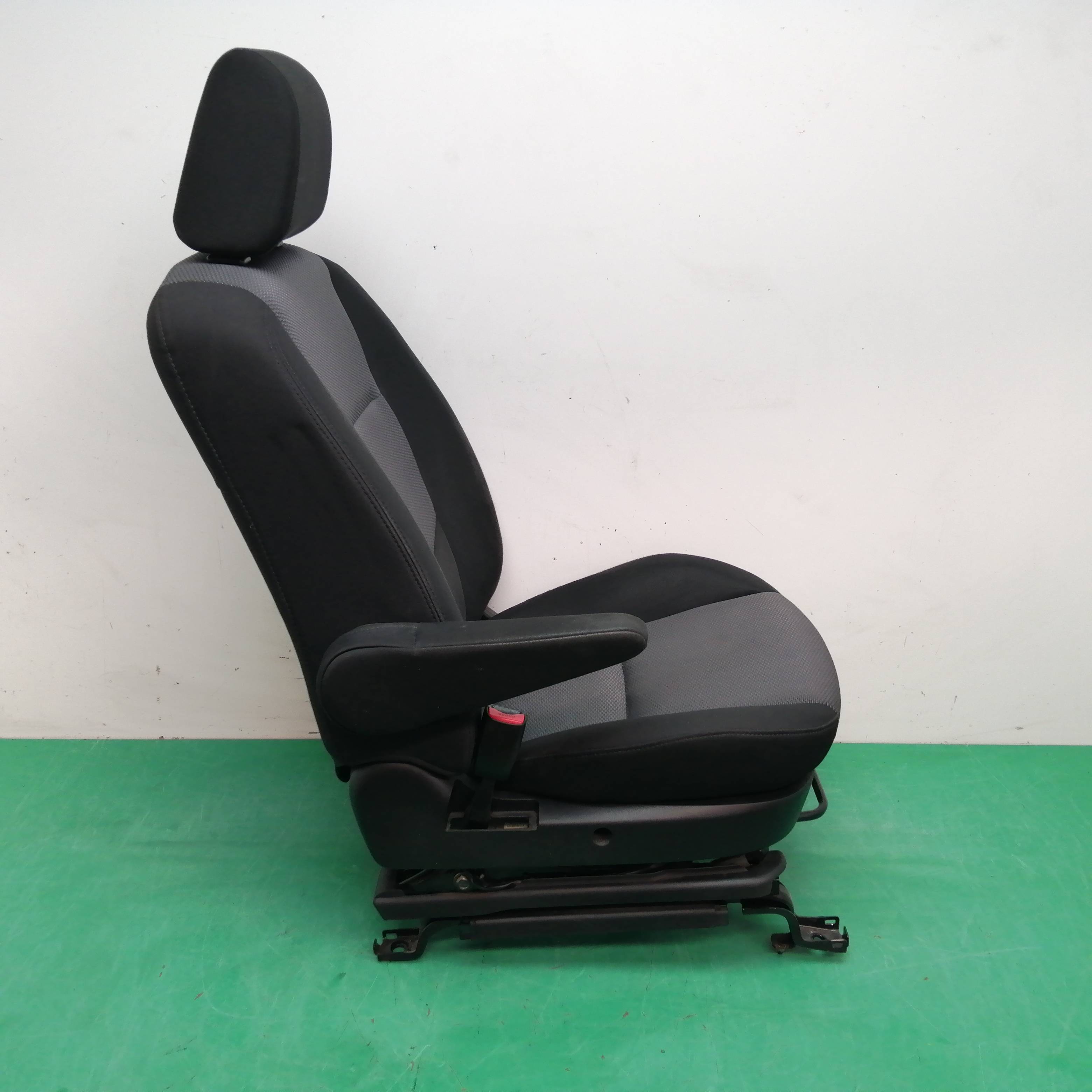 ASIENTO DELANTERO IZQUIERDO