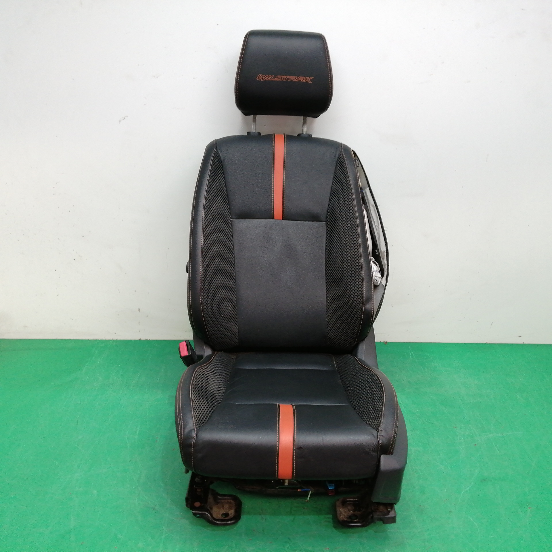 ASIENTO DELANTERO IZQUIERDO