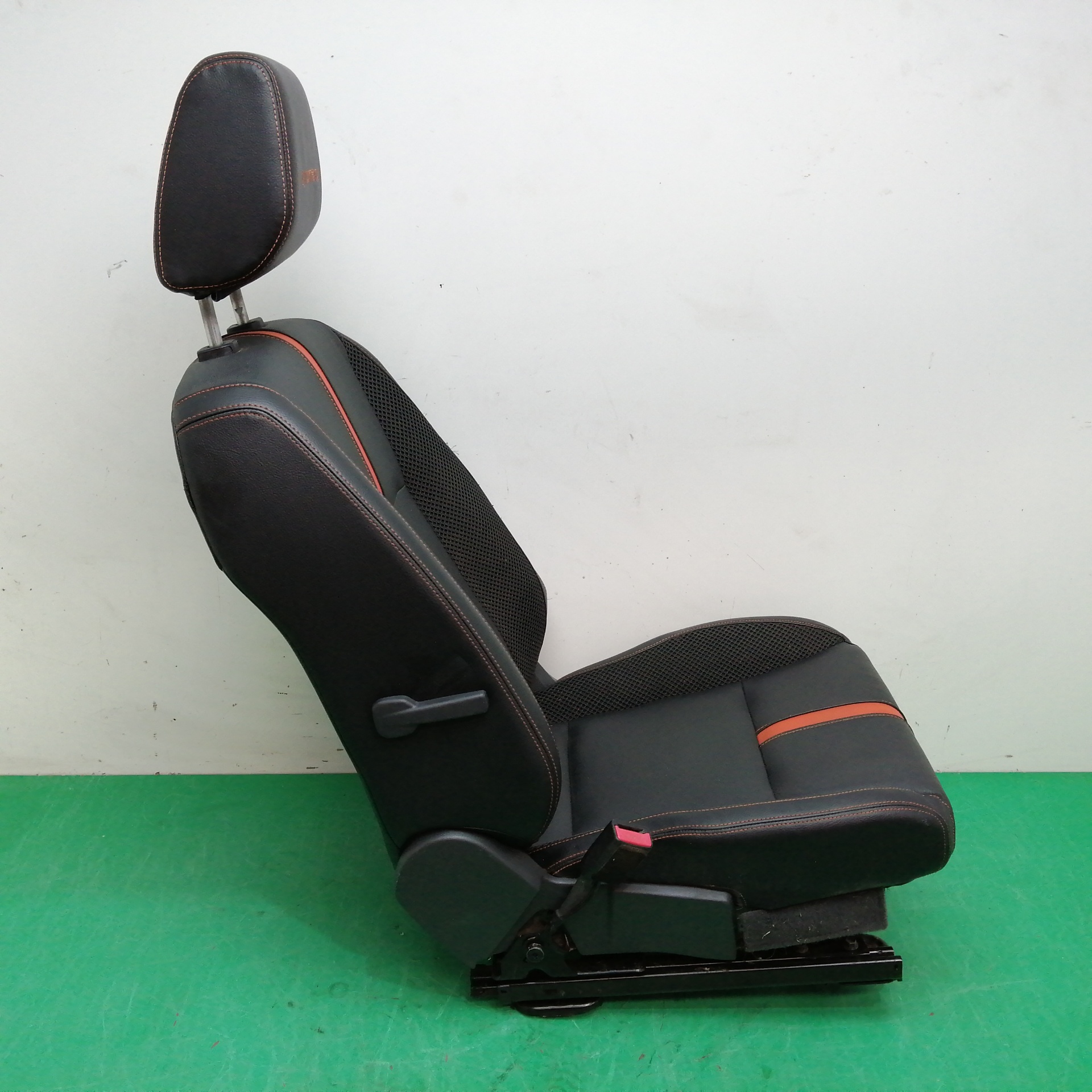 ASIENTO DELANTERO IZQUIERDO