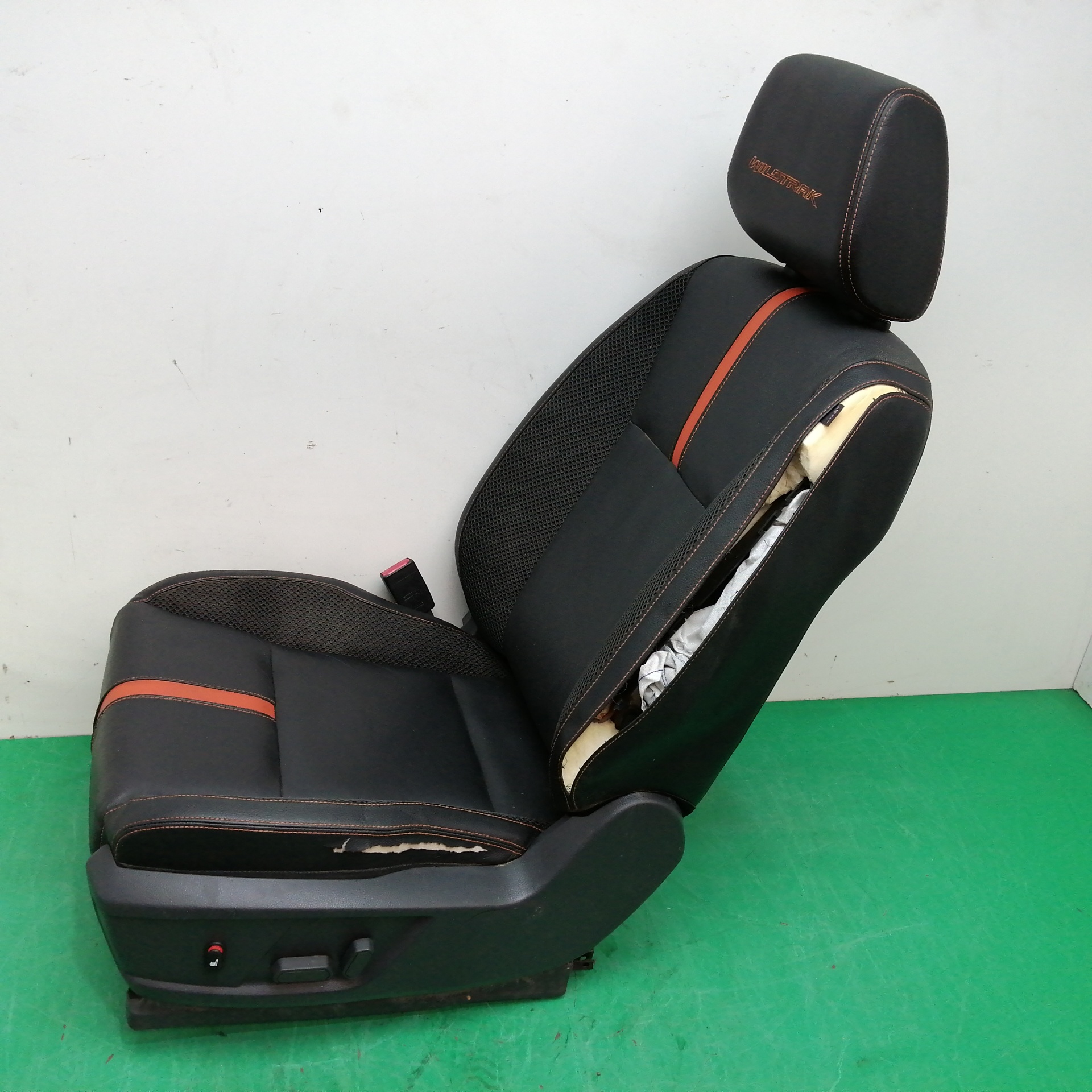 ASIENTO DELANTERO IZQUIERDO