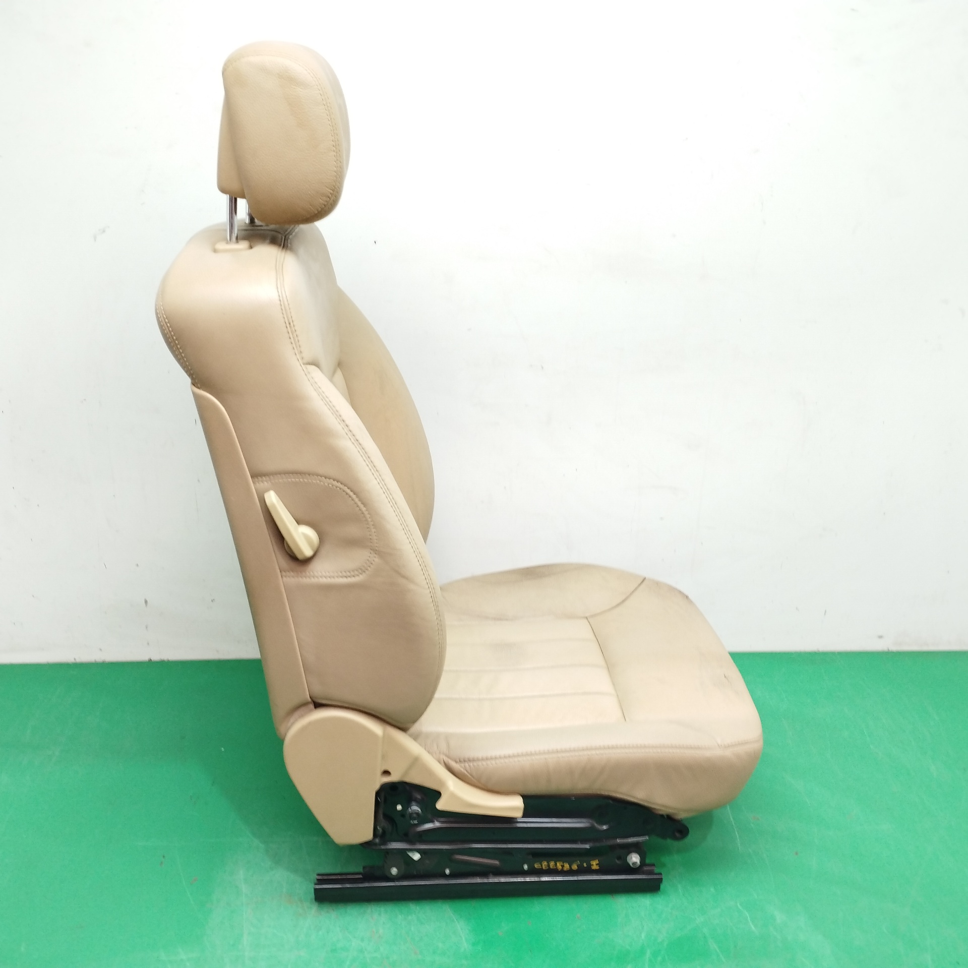 ASIENTO DELANTERO IZQUIERDO