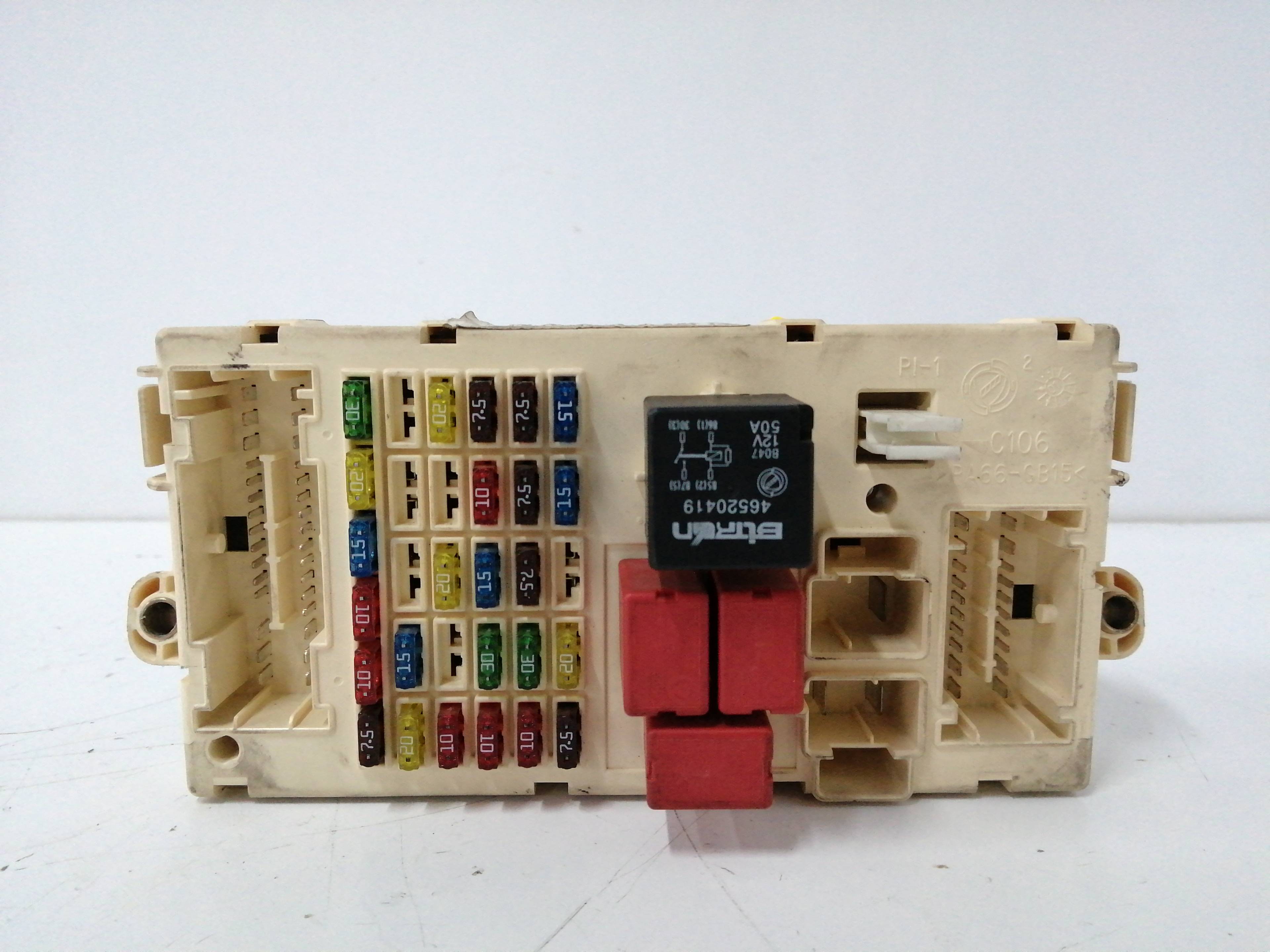 CAJA RELES / FUSIBLES