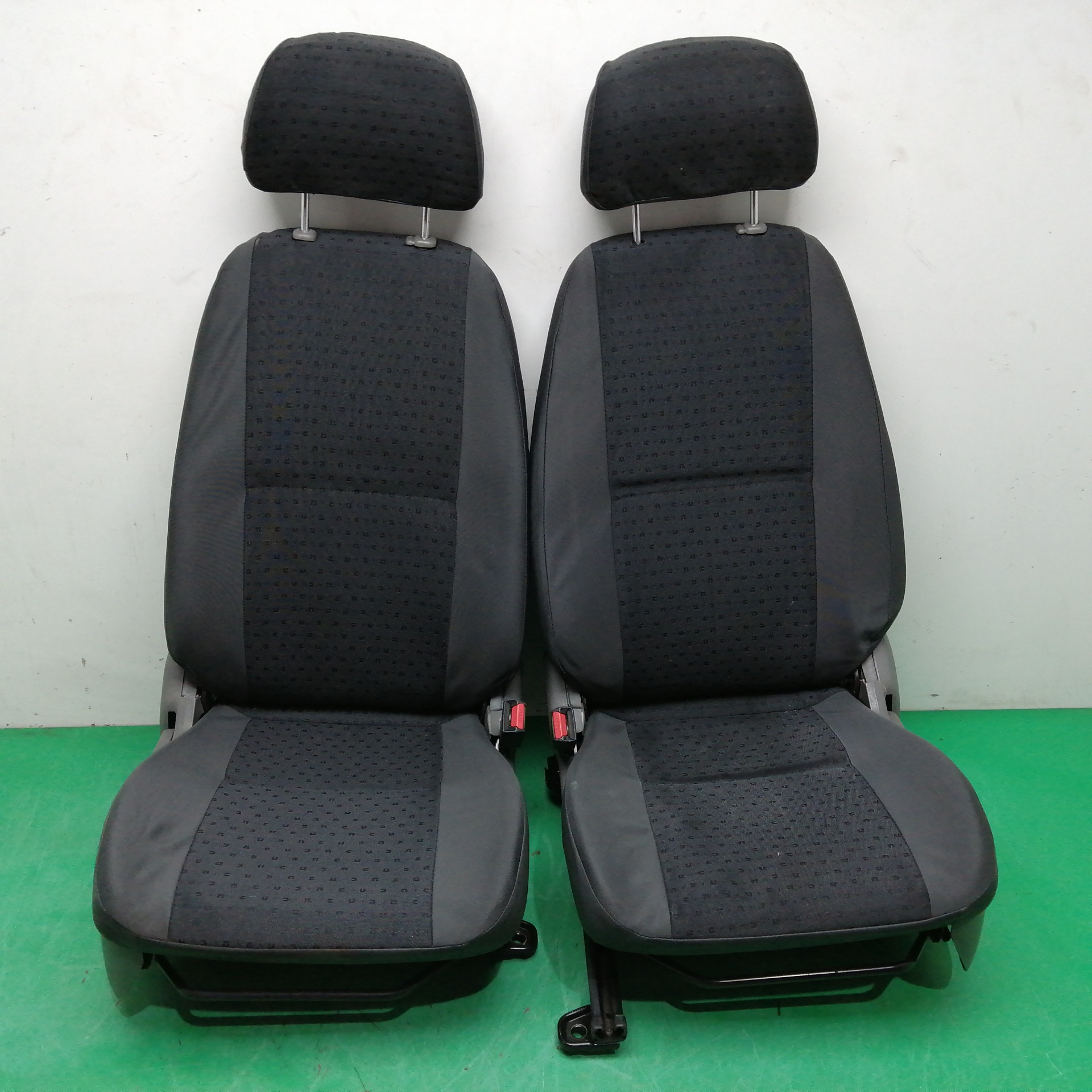 # ASIENTOS DELANTEROS AUTO PAREJA