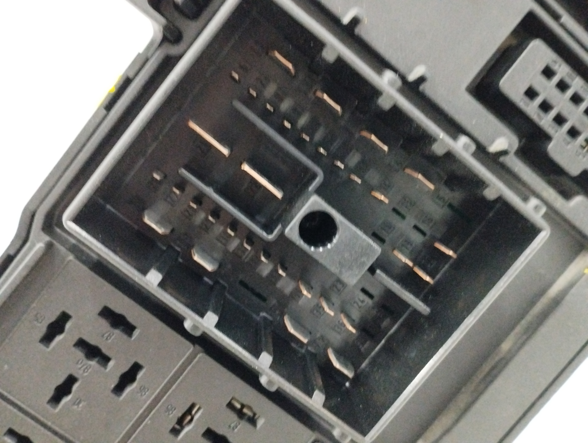 CAJA RELES / FUSIBLES