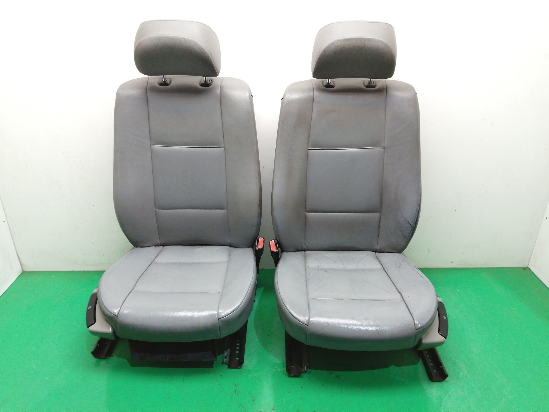 # ASIENTOS DELANTEROS AUTO PAREJA