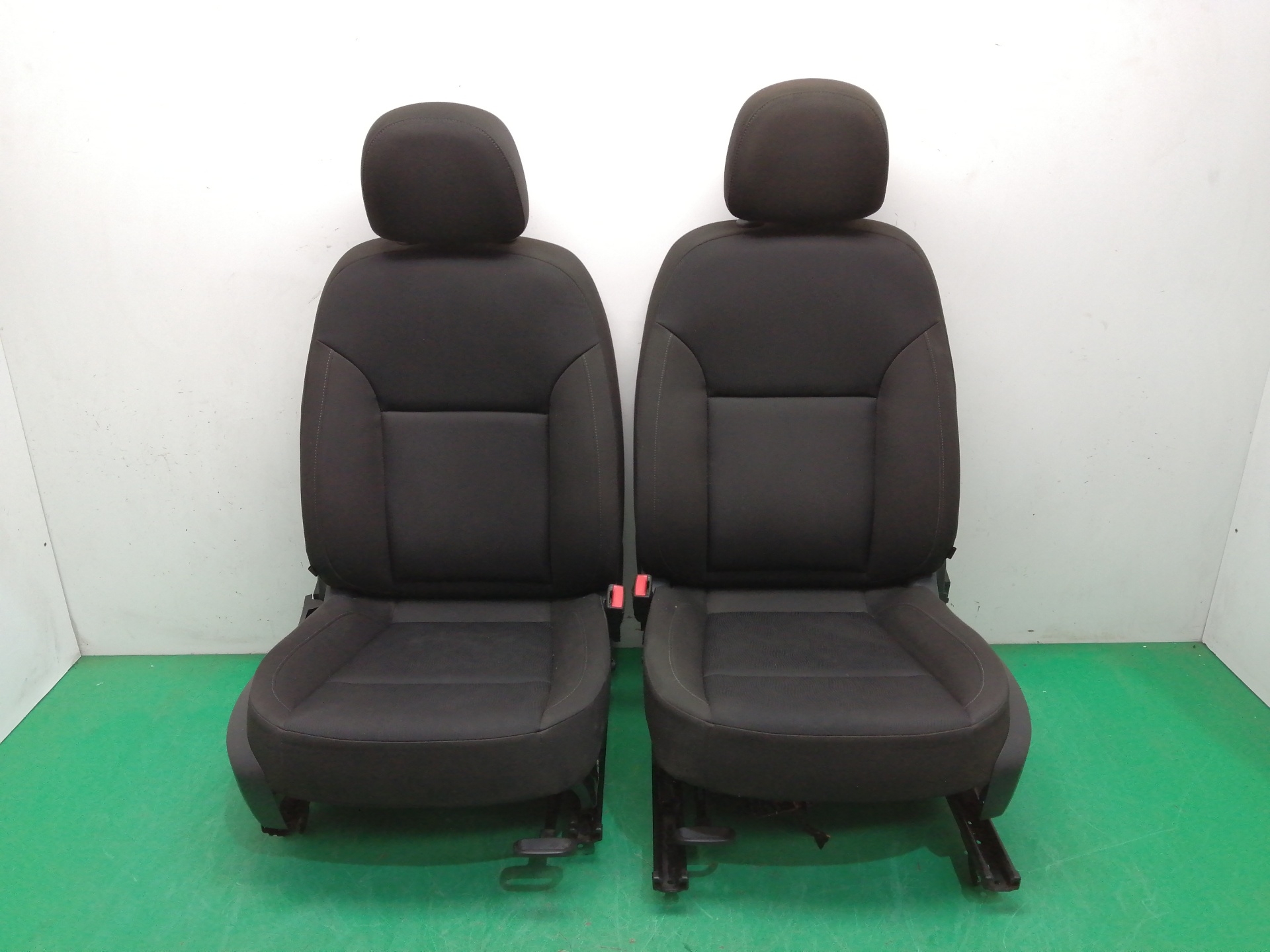 # ASIENTOS DELANTEROS AUTO PAREJA