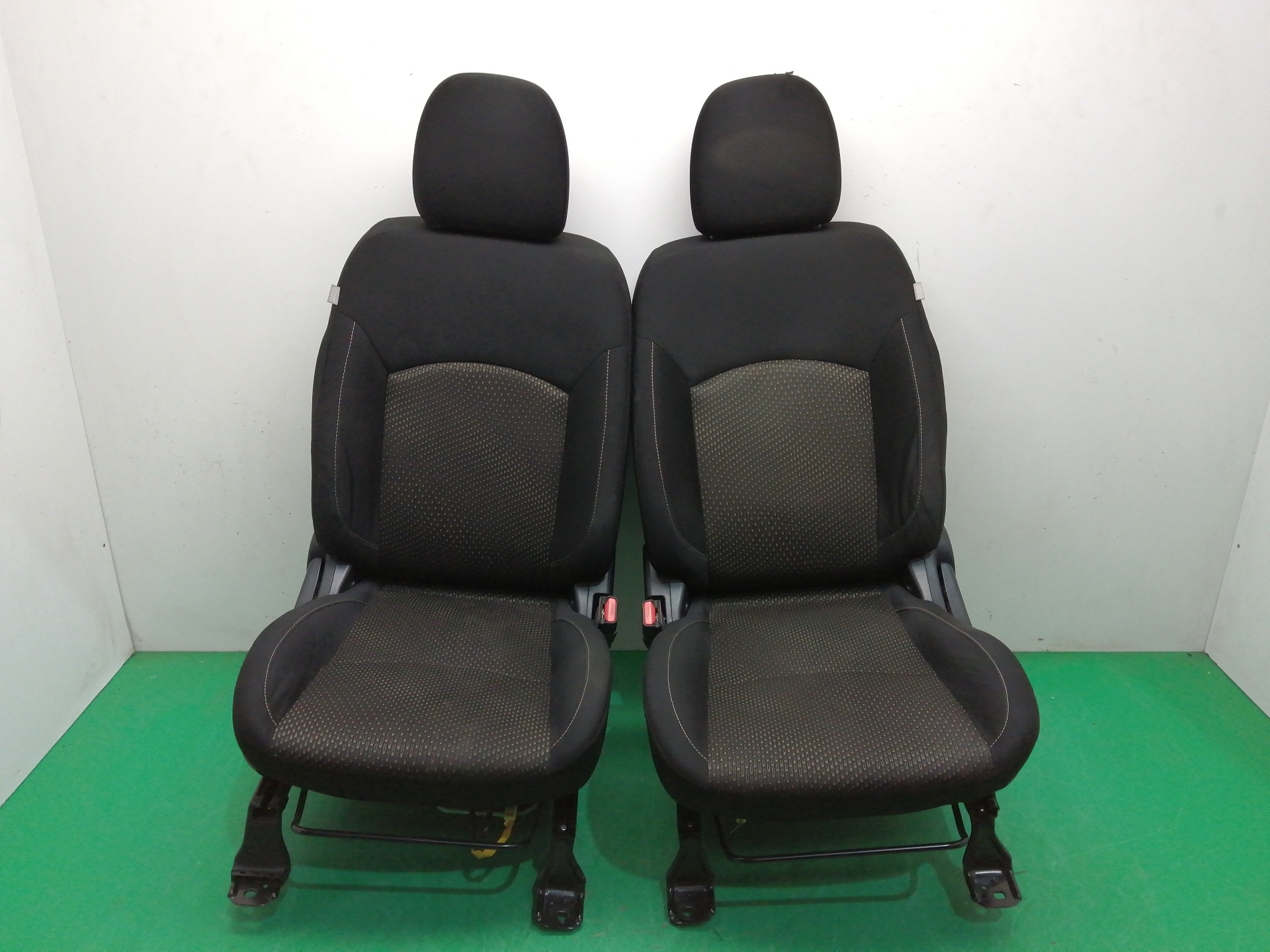 # ASIENTOS DELANTEROS AUTO PAREJA