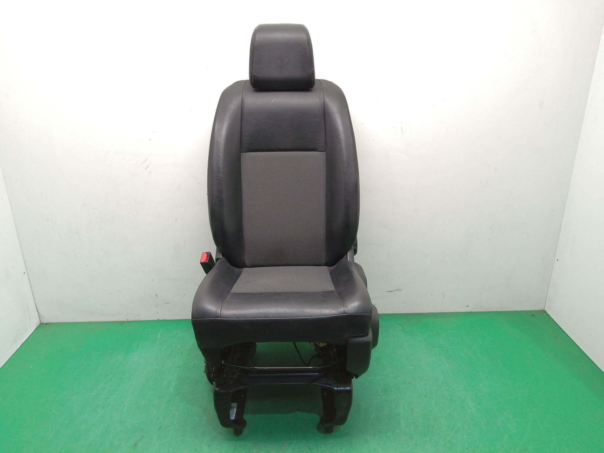 ASIENTO DELANTERO IZQUIERDO