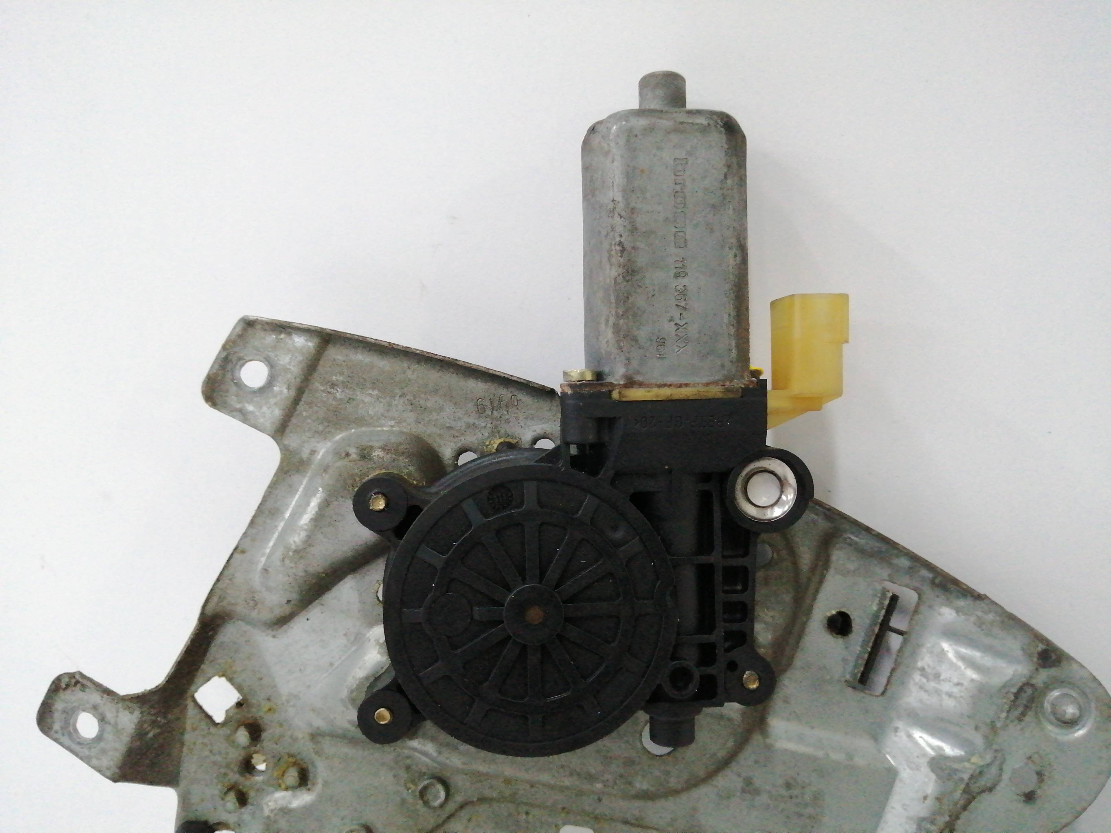 ELEVALUNAS DELANTERO IZQUIERDO