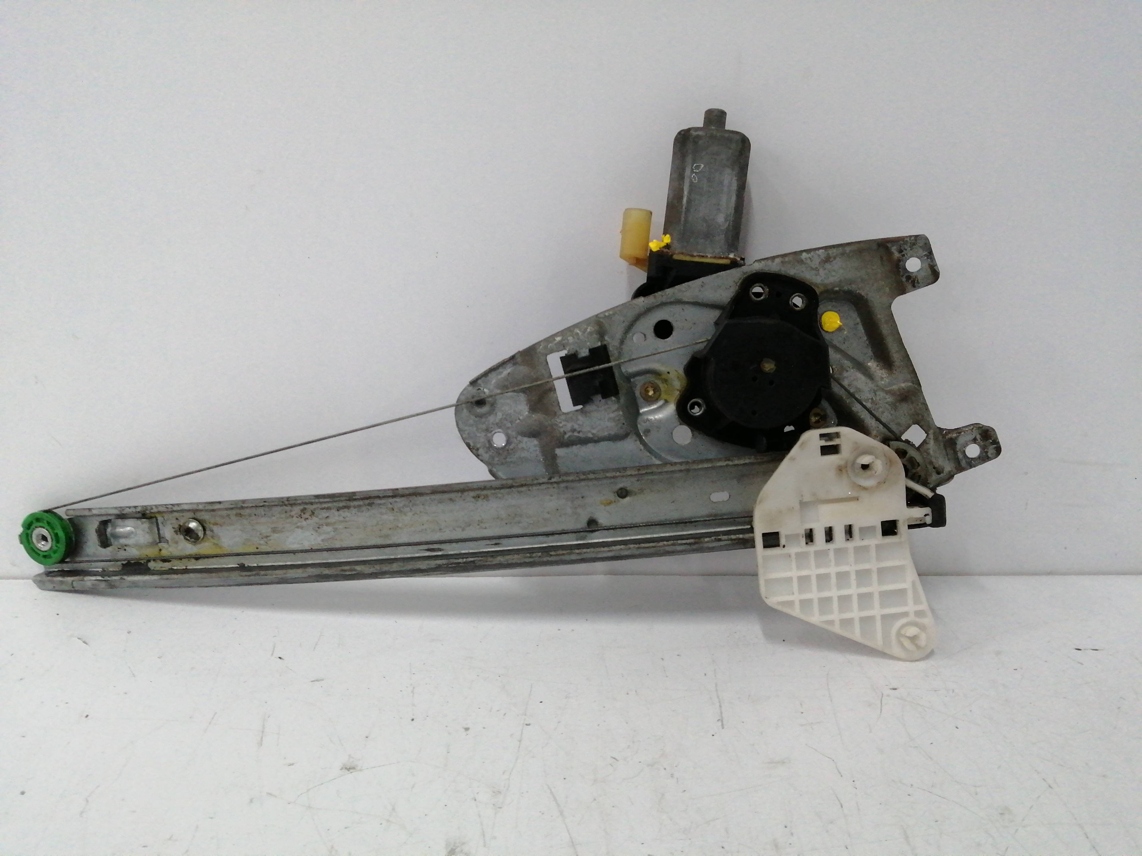 ELEVALUNAS DELANTERO IZQUIERDO