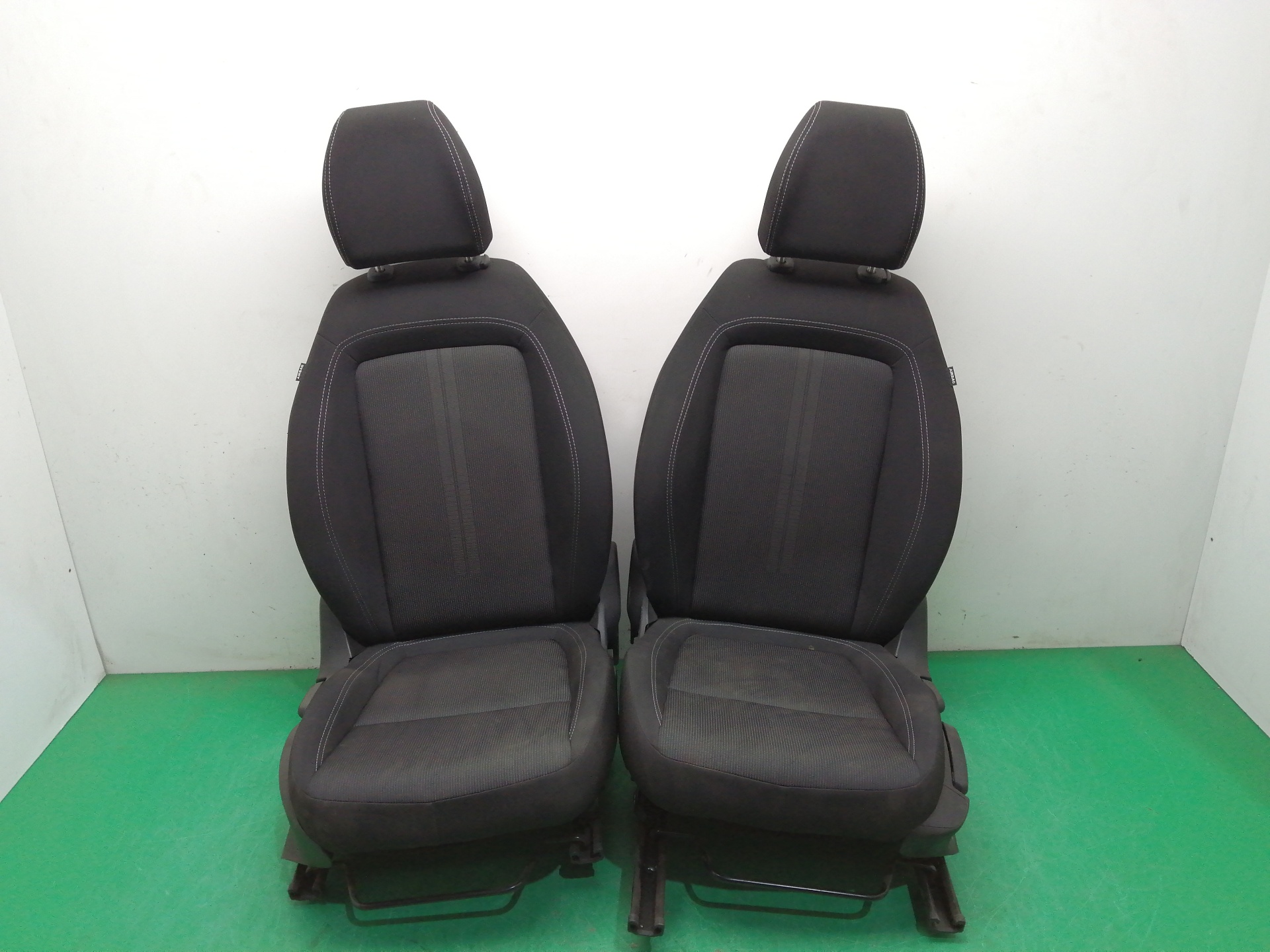 # ASIENTOS DELANTEROS AUTO PAREJA