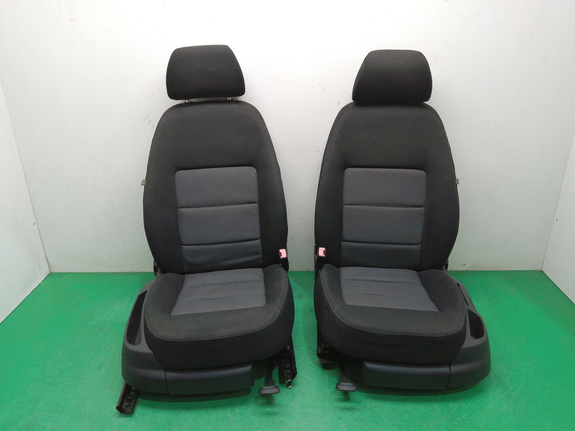 # ASIENTOS DELANTEROS AUTO PAREJA