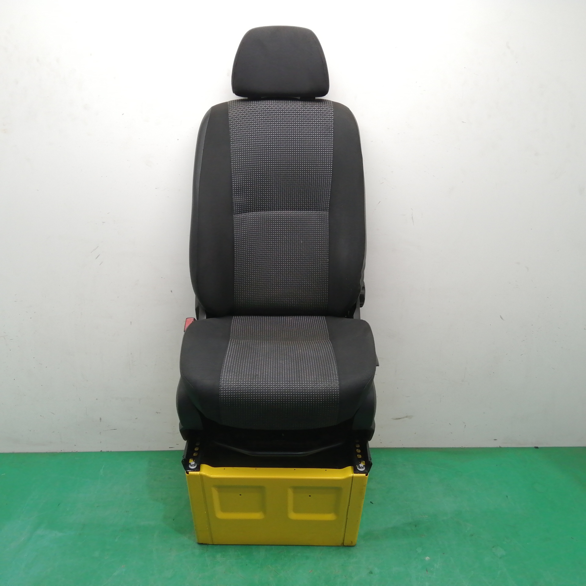 ASIENTO DELANTERO IZQUIERDO