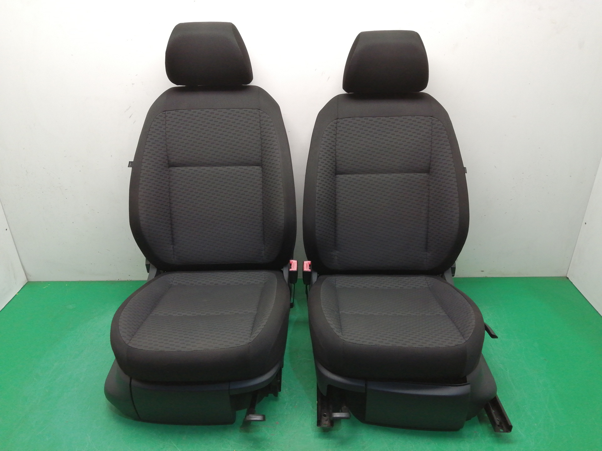 # ASIENTOS DELANTEROS AUTO PAREJA