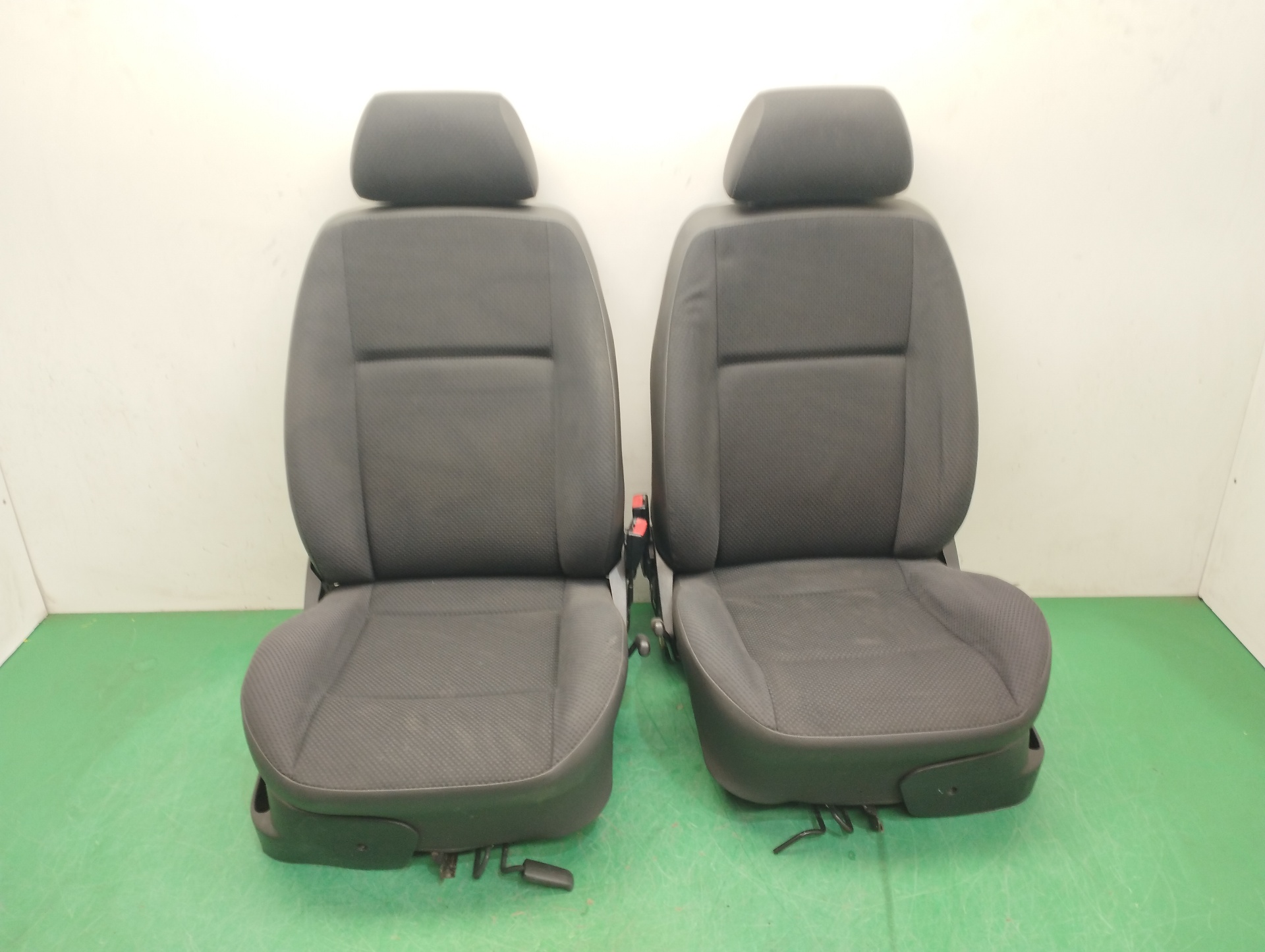 # ASIENTOS DELANTEROS AUTO PAREJA