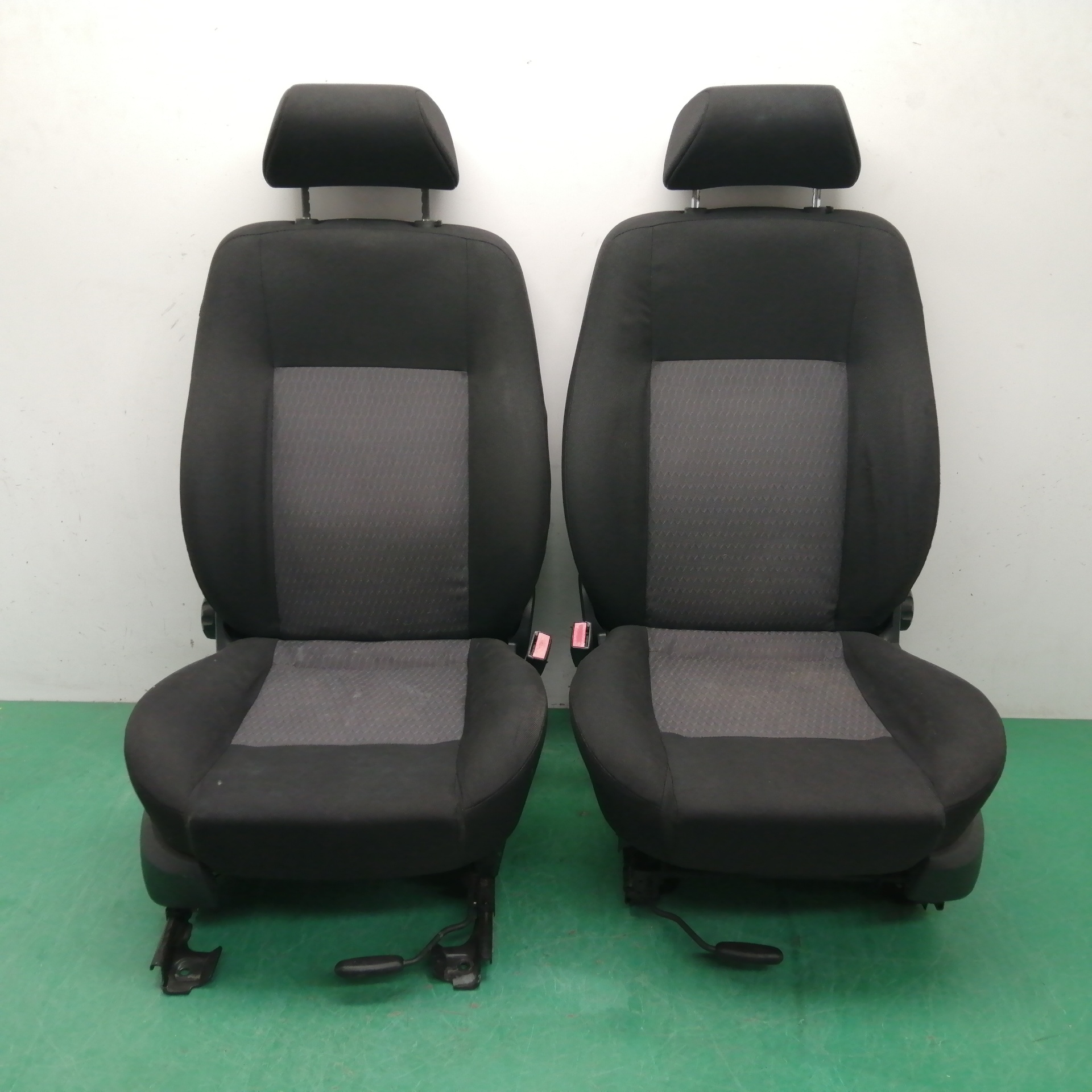 # ASIENTOS DELANTEROS AUTO PAREJA