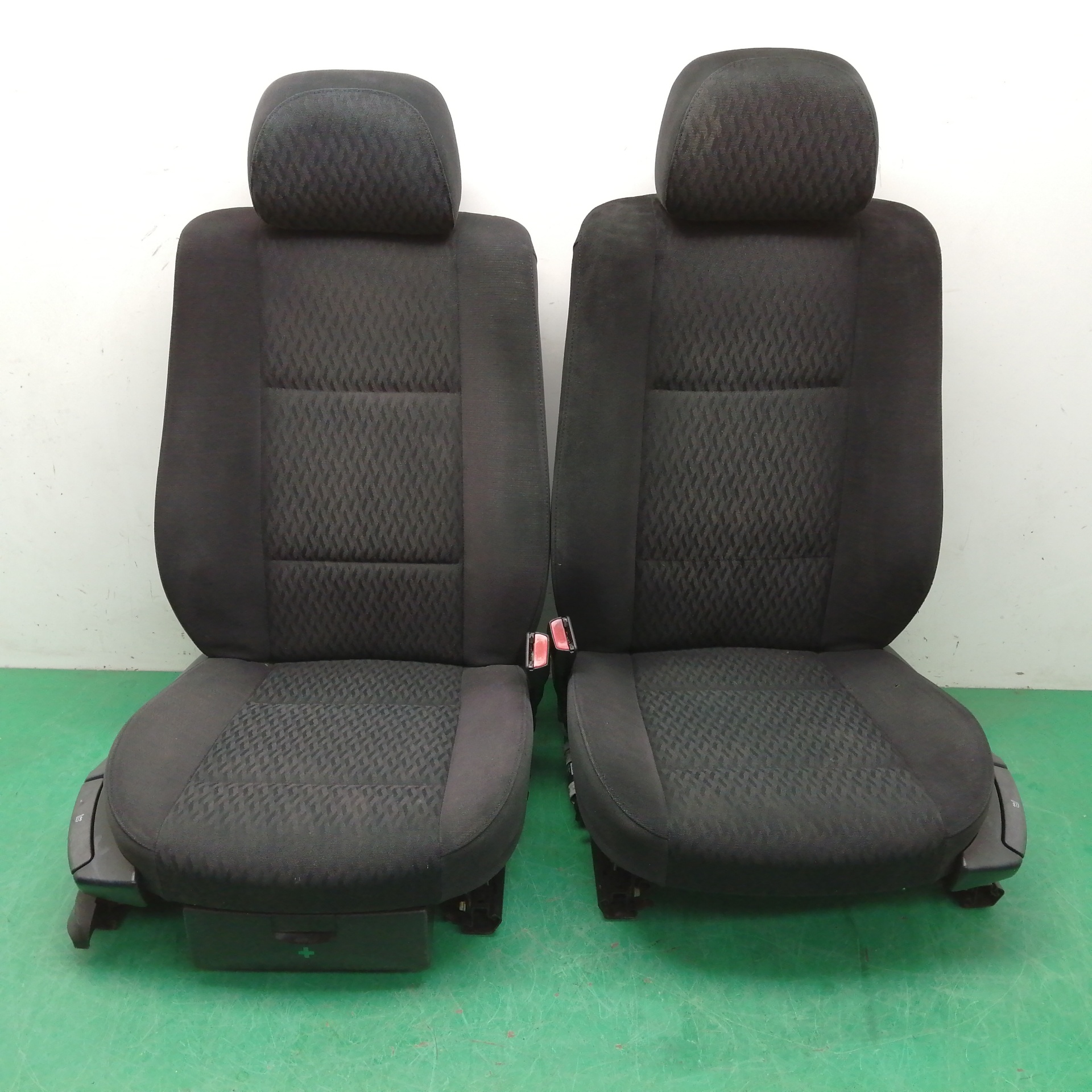 # ASIENTOS DELANTEROS AUTO PAREJA