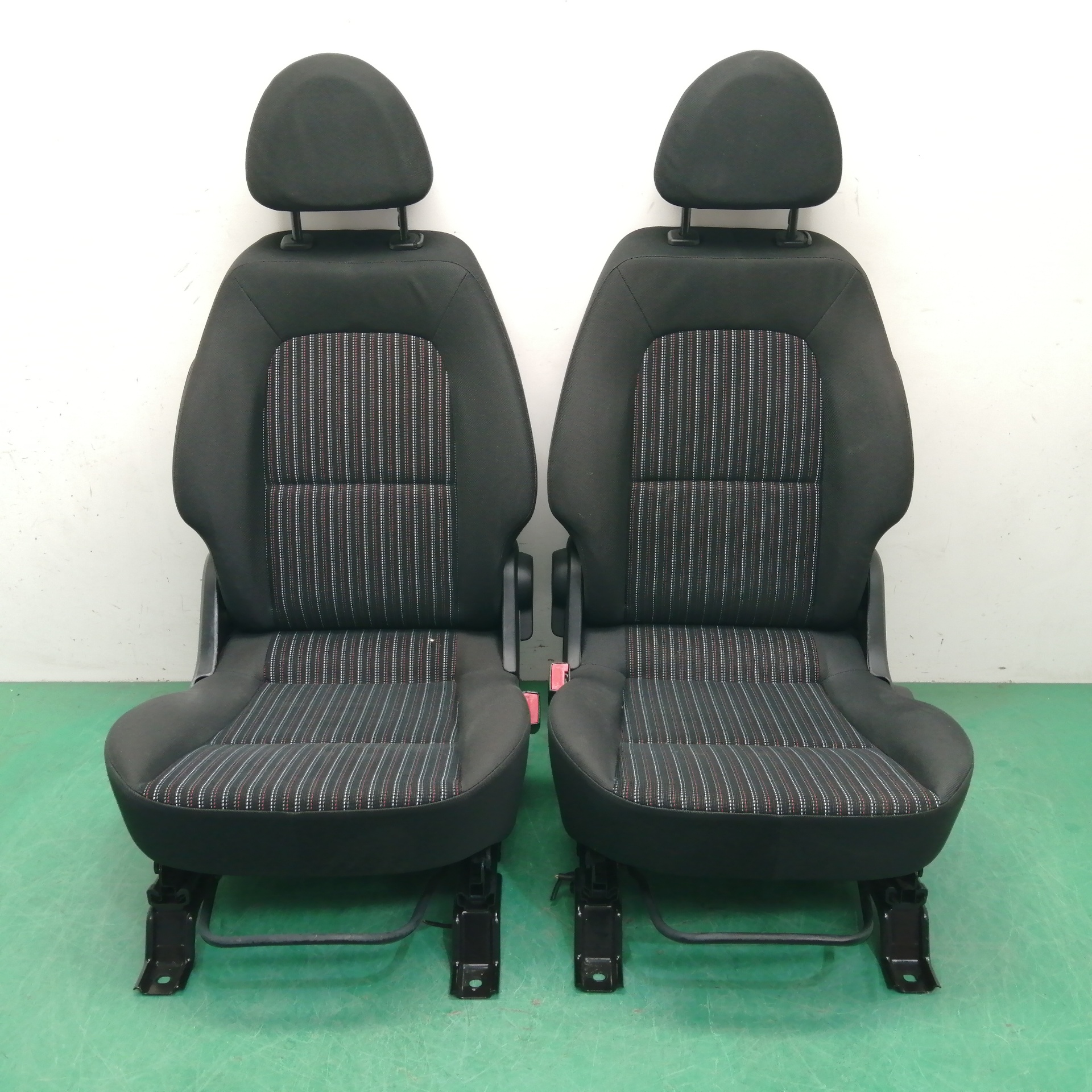 # ASIENTOS DELANTEROS AUTO PAREJA