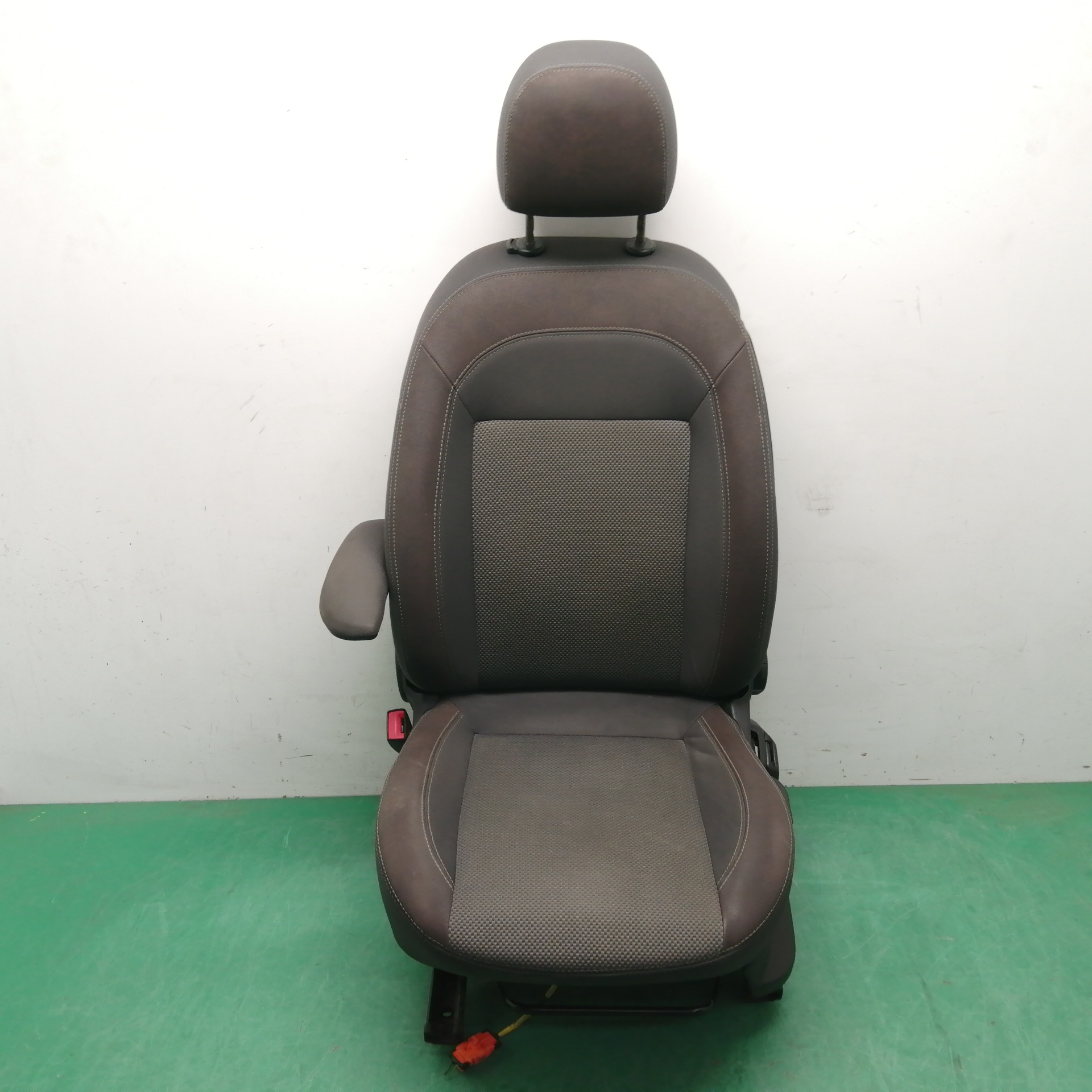 ASIENTO DELANTERO IZQUIERDO