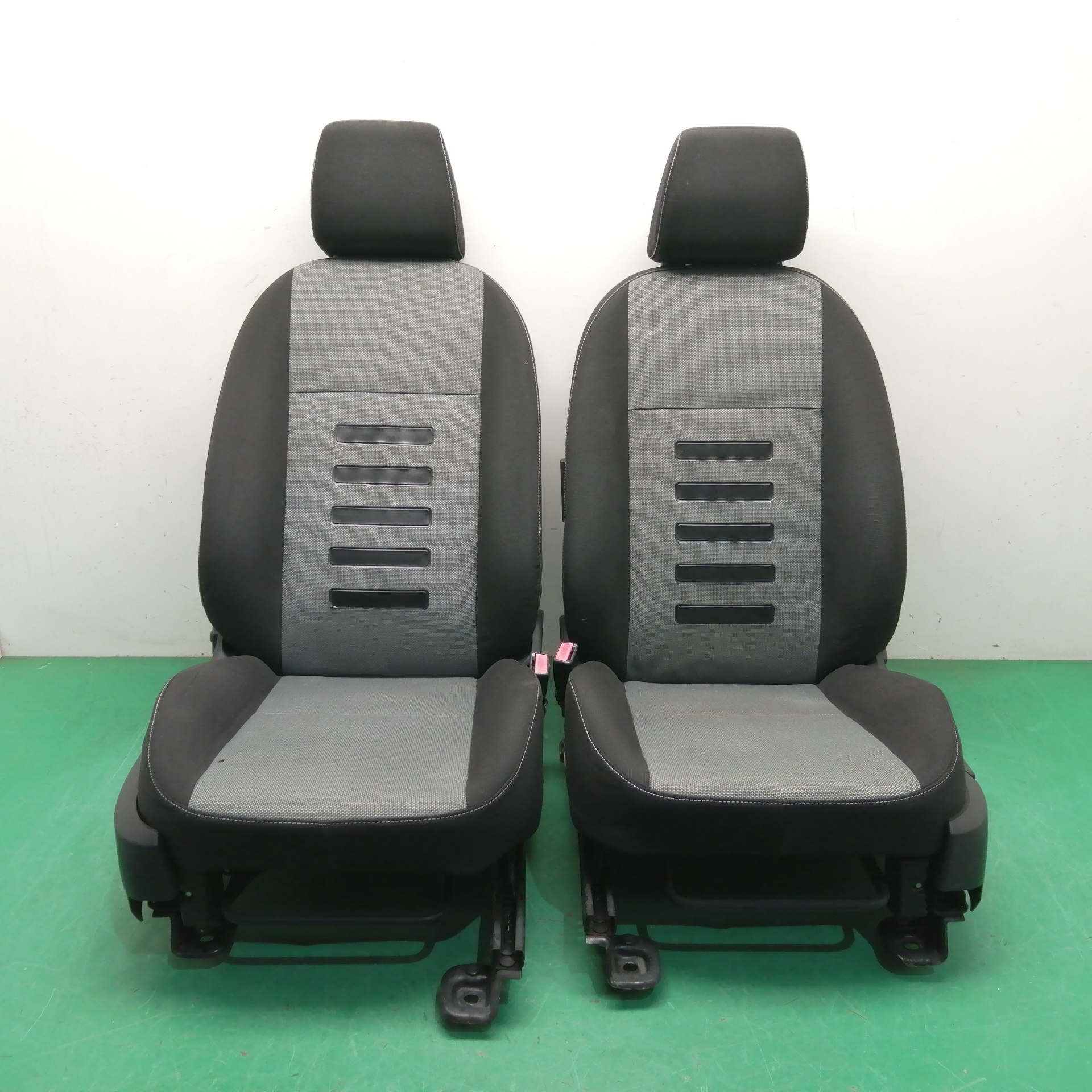# ASIENTOS DELANTEROS AUTO PAREJA