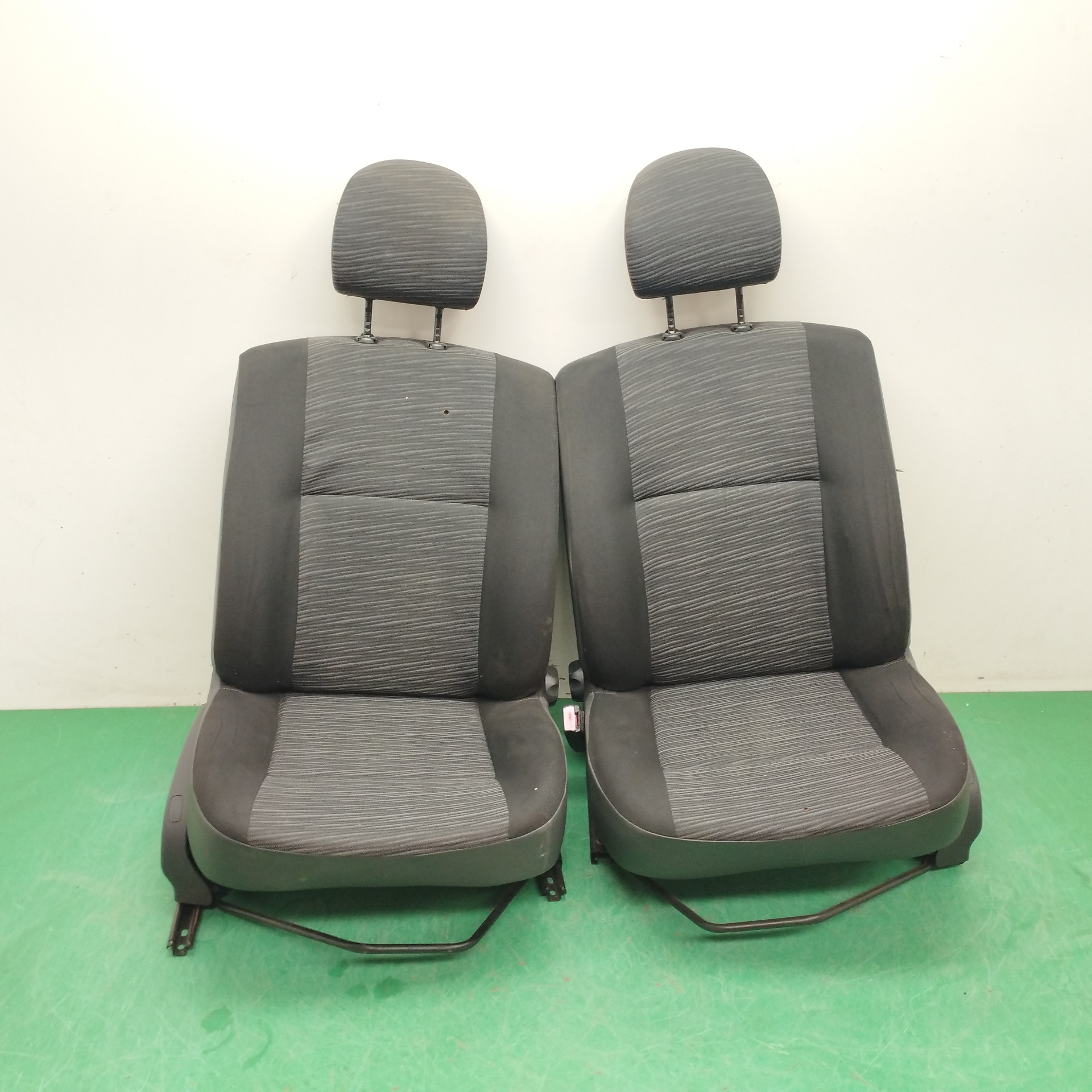 # ASIENTOS DELANTEROS AUTO PAREJA