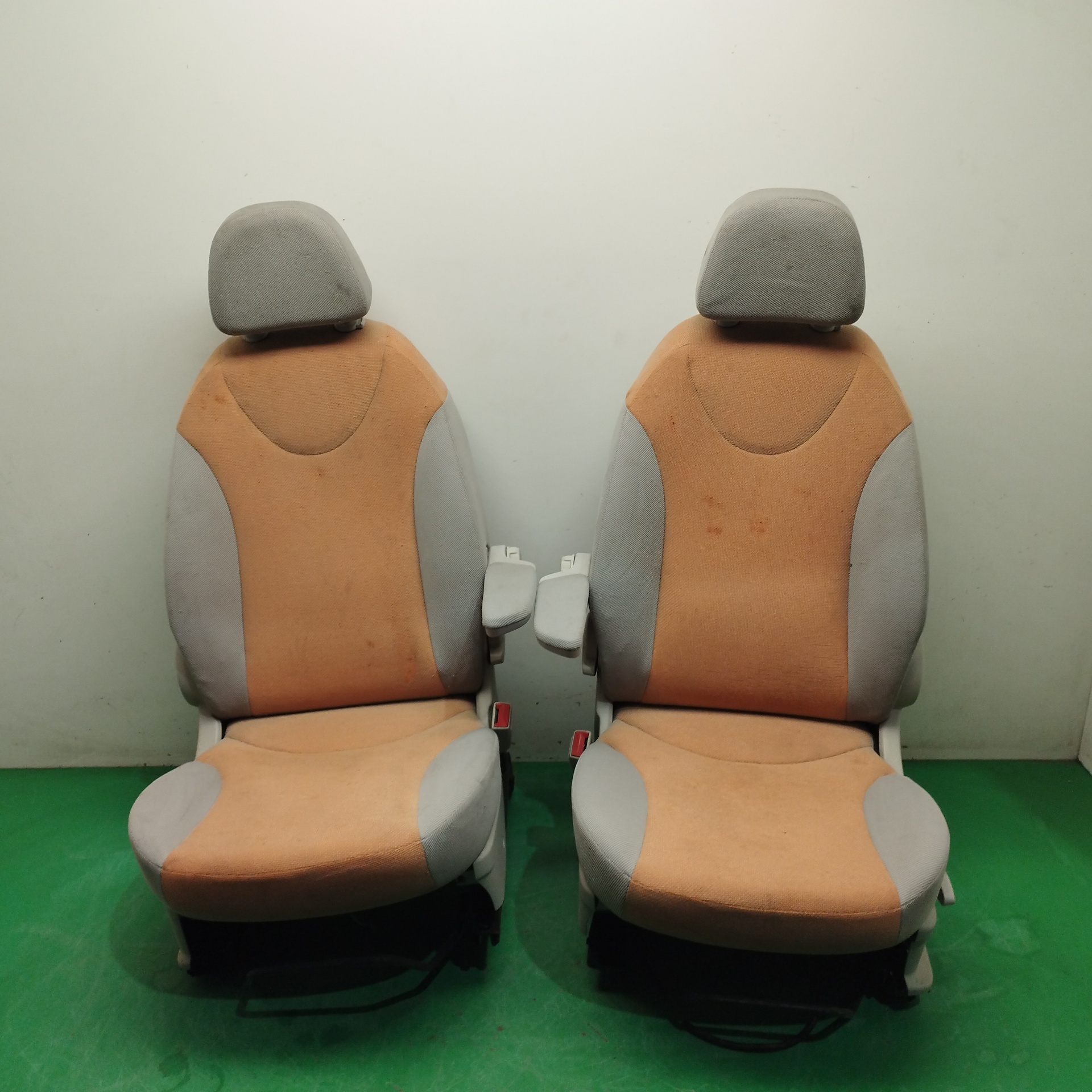 # ASIENTOS DELANTEROS AUTO PAREJA