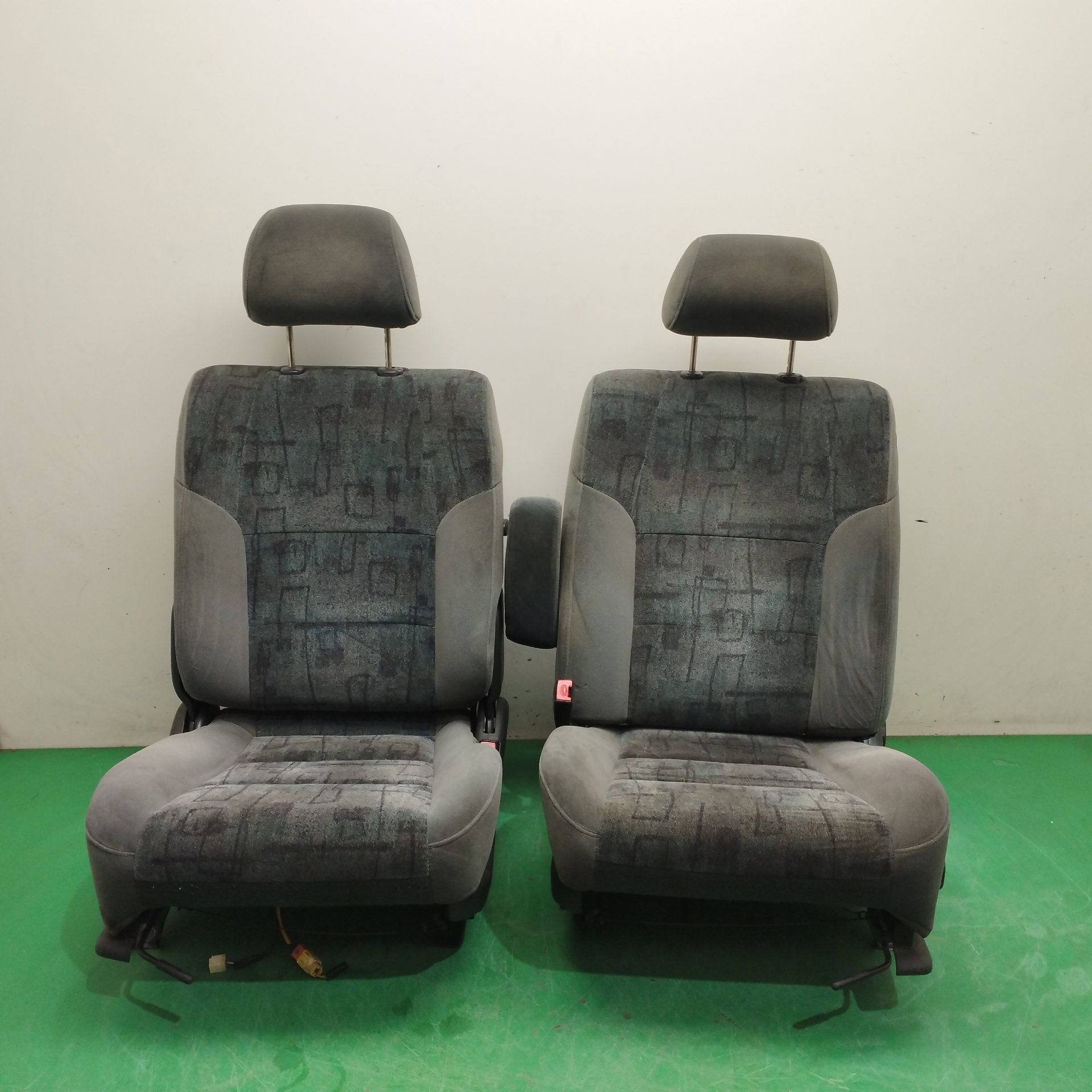 # ASIENTOS DELANTEROS AUTO PAREJA