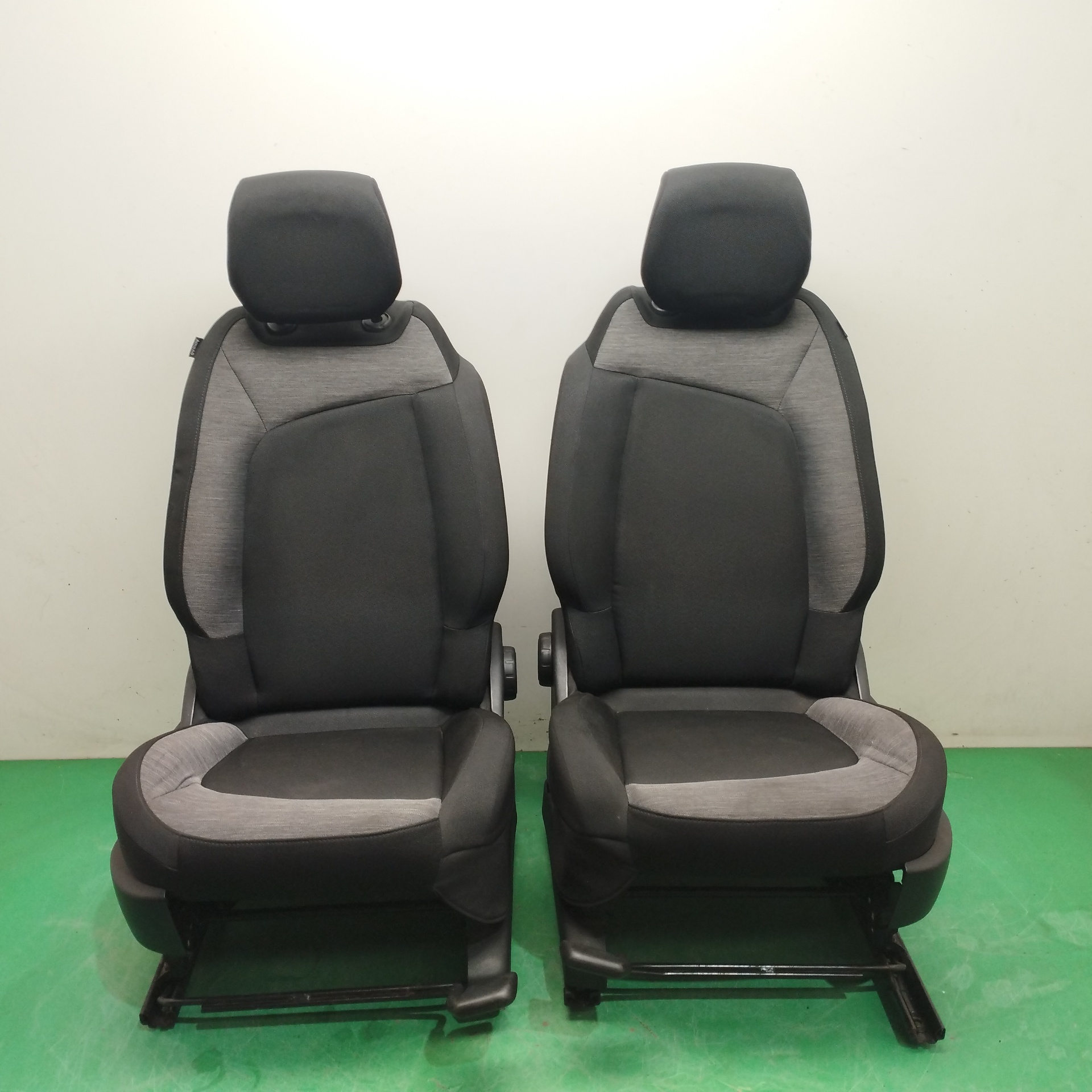 # ASIENTOS DELANTEROS AUTO PAREJA