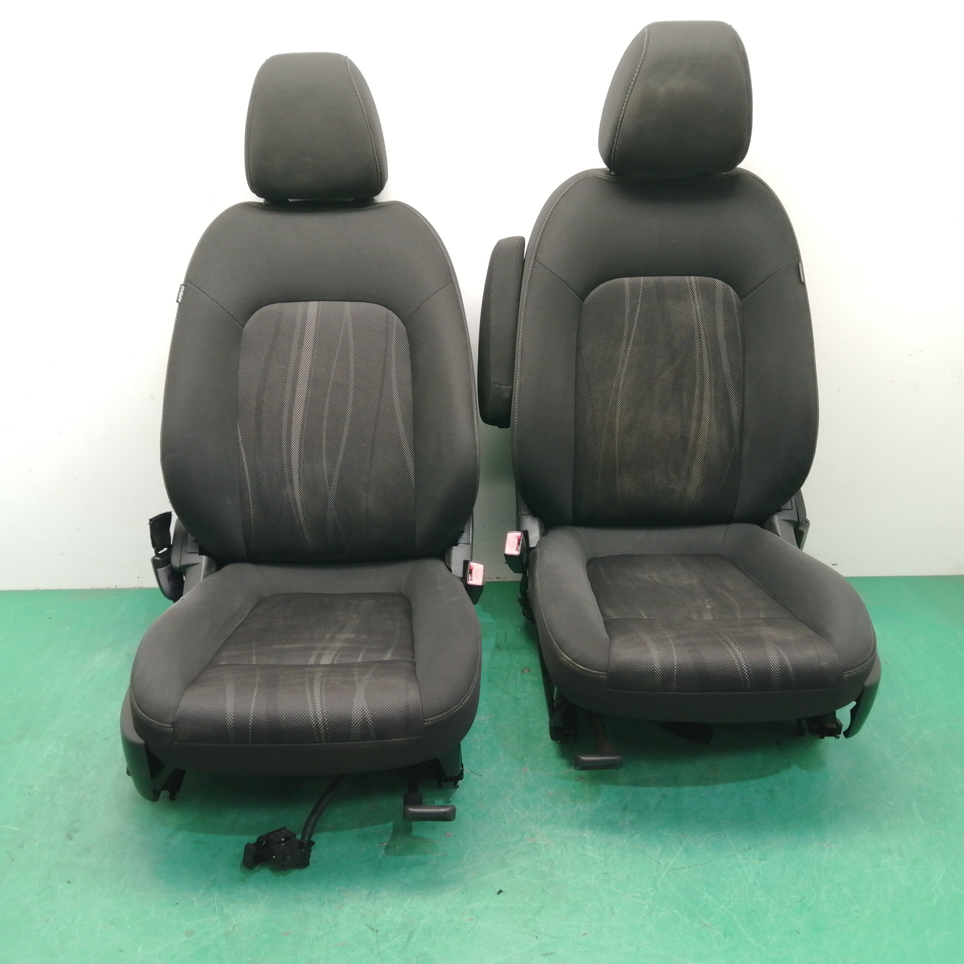 # ASIENTOS DELANTEROS AUTO PAREJA