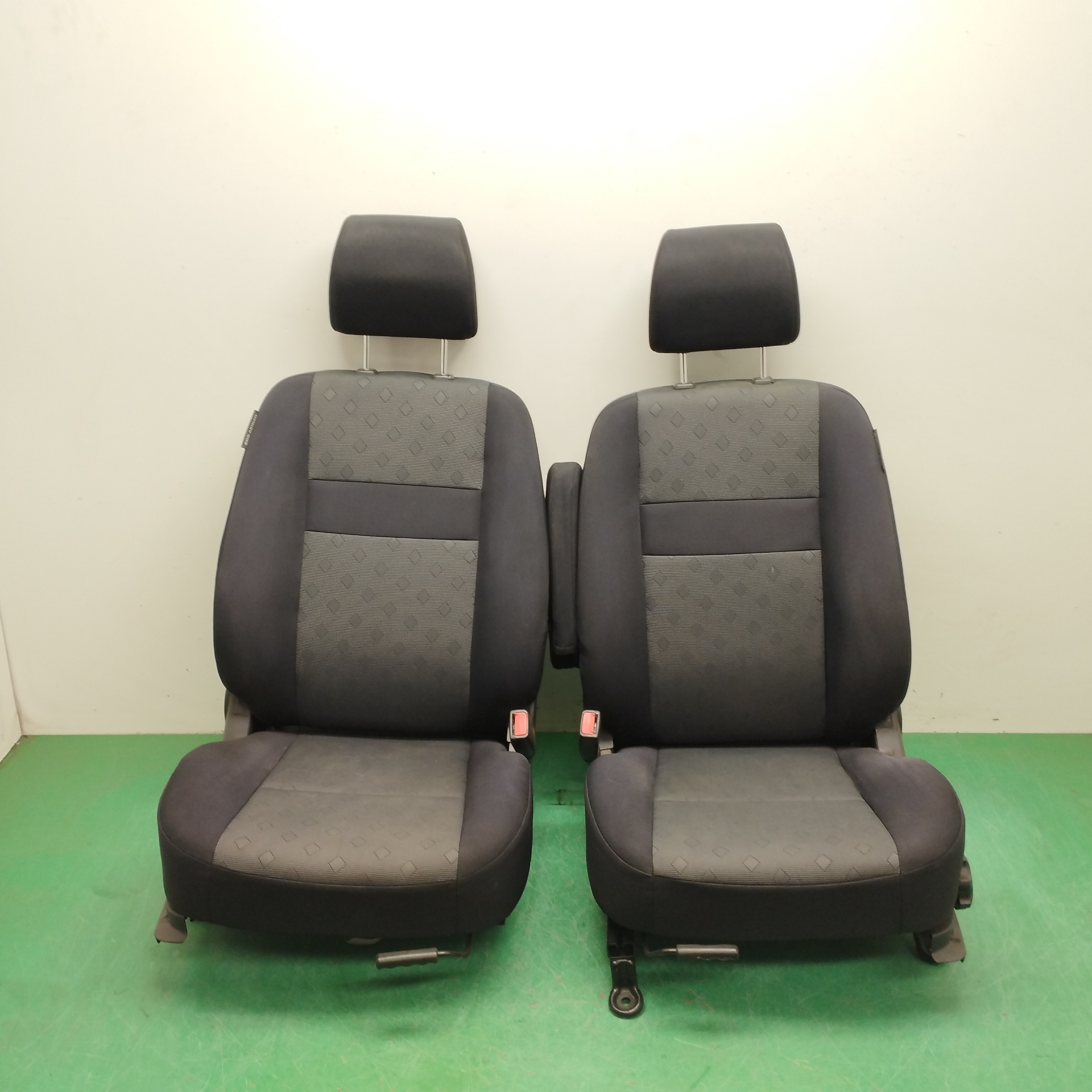# ASIENTOS DELANTEROS AUTO PAREJA