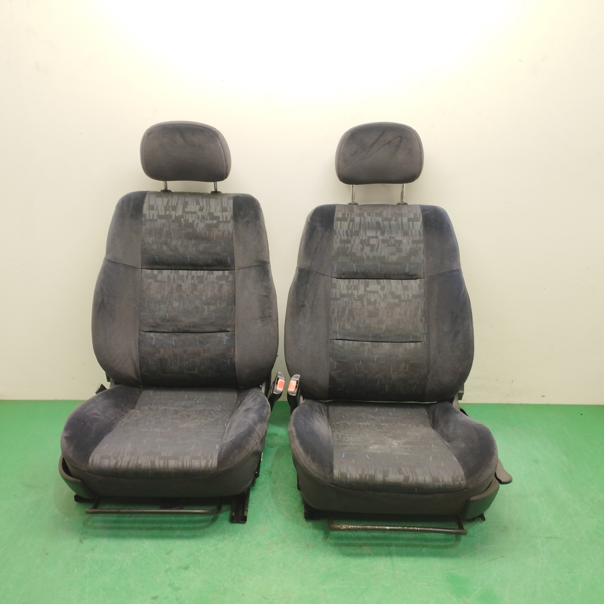 # ASIENTOS DELANTEROS AUTO PAREJA