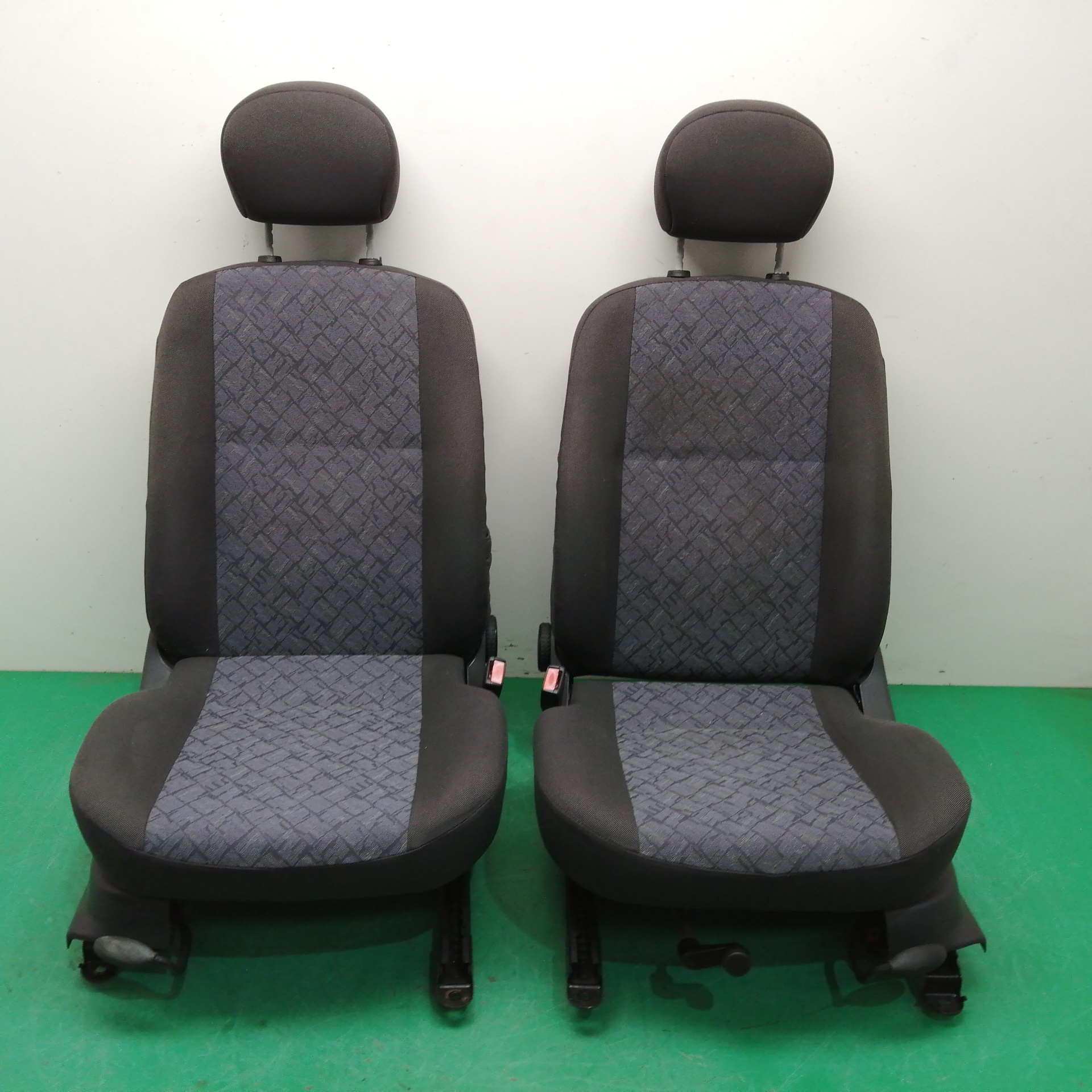 # ASIENTOS DELANTEROS AUTO PAREJA