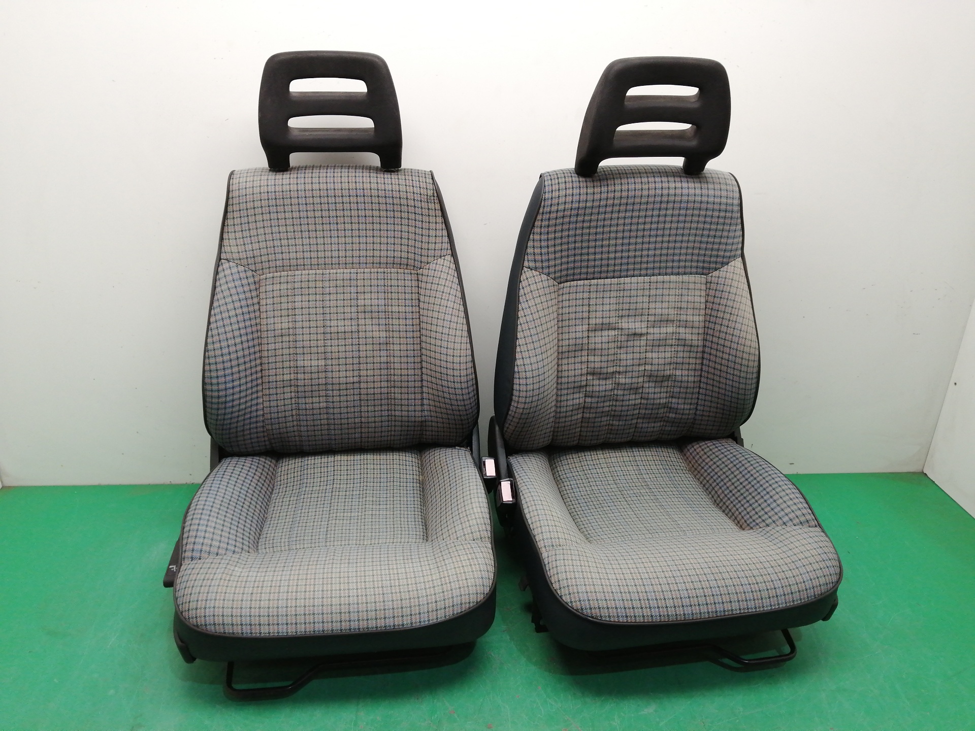 # ASIENTOS DELANTEROS AUTO PAREJA