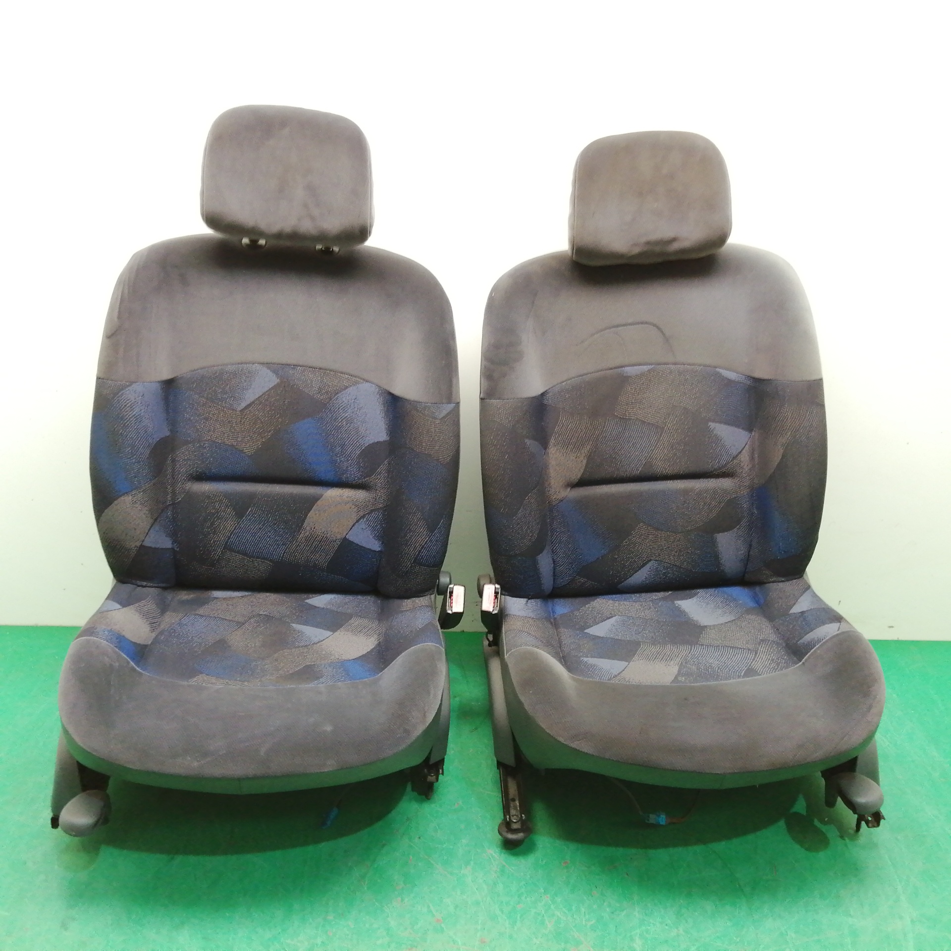 # ASIENTOS DELANTEROS AUTO PAREJA