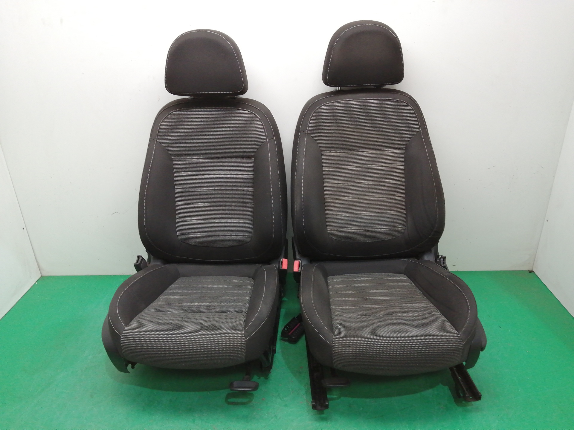# ASIENTOS DELANTEROS AUTO PAREJA