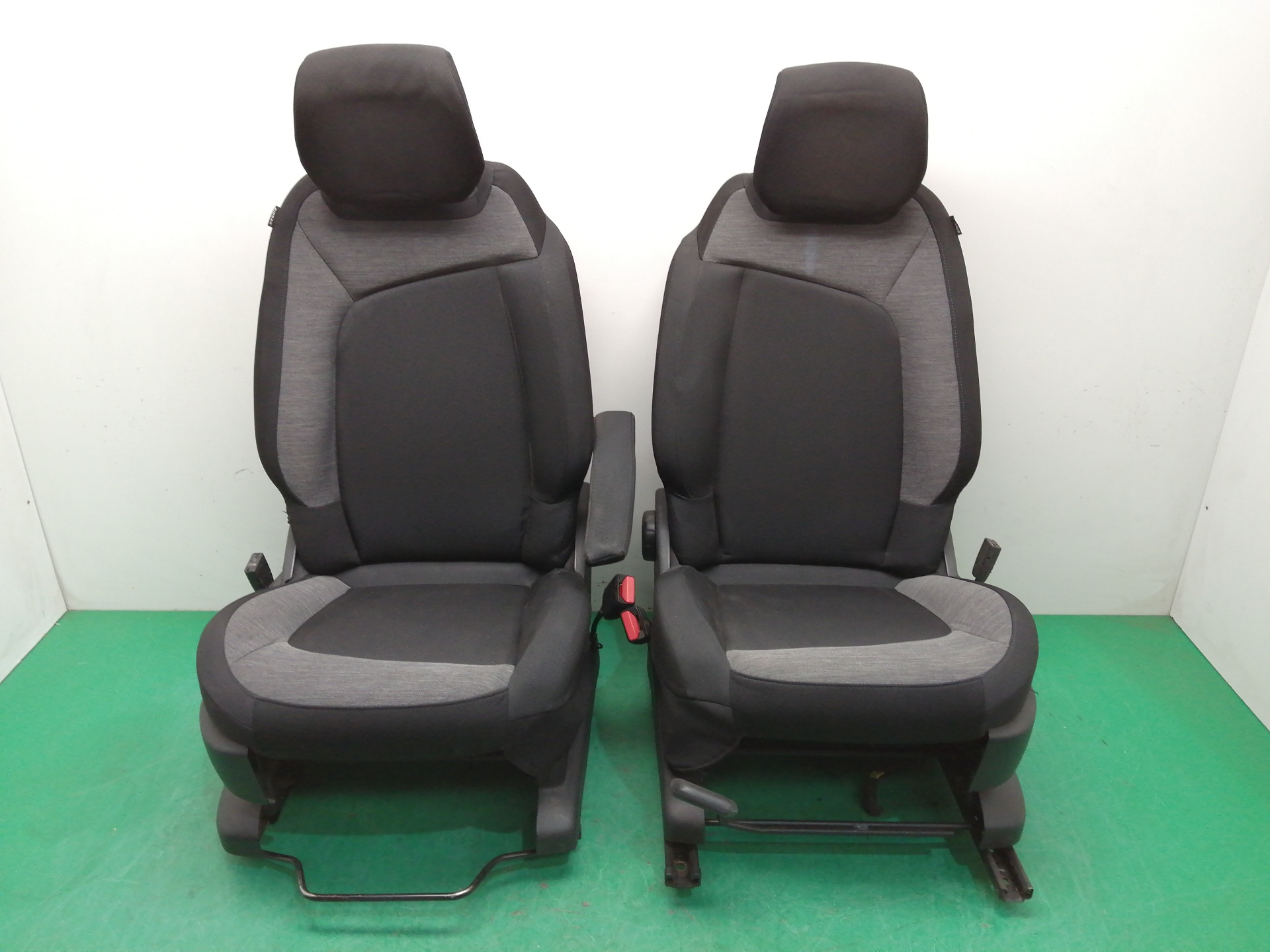 # ASIENTOS DELANTEROS AUTO PAREJA