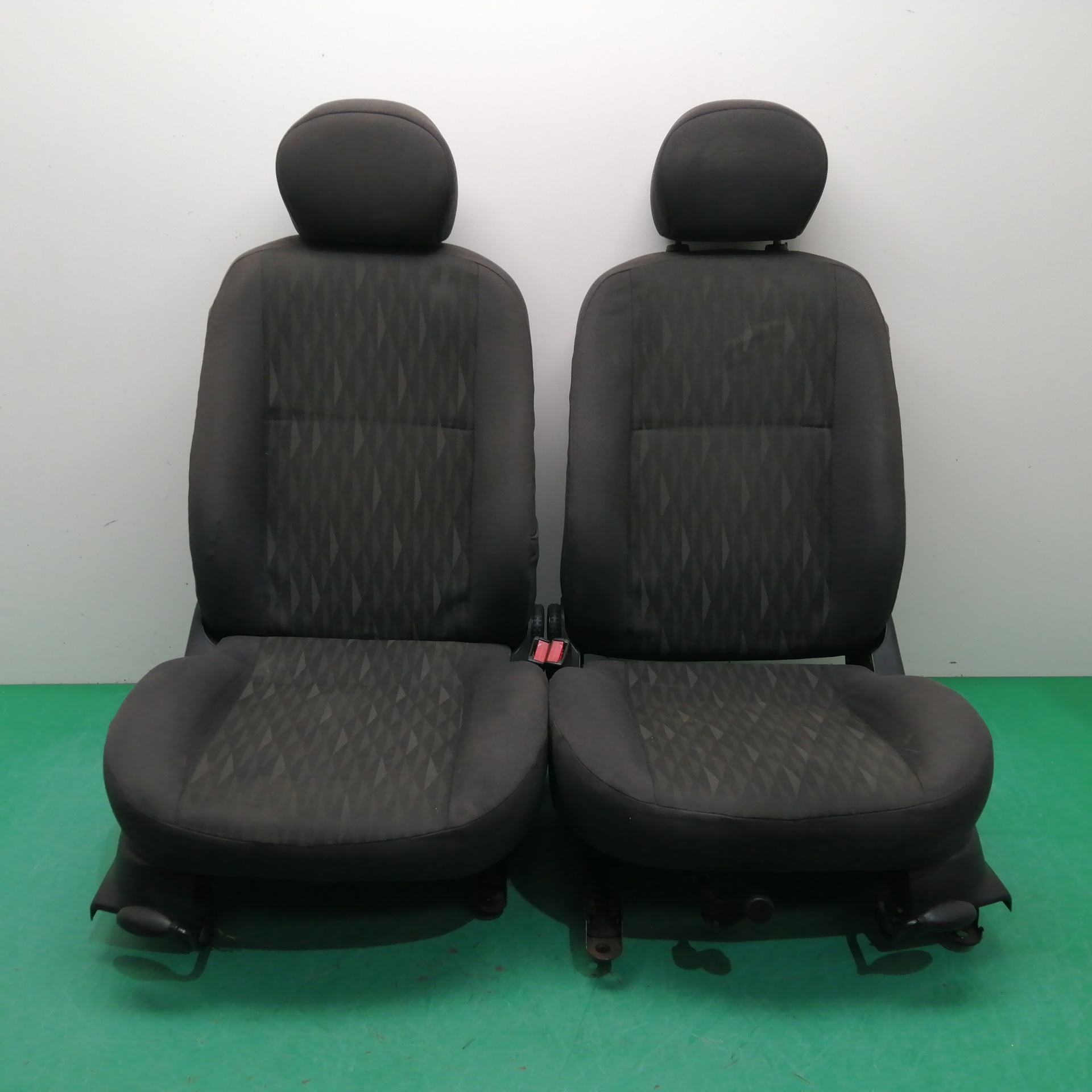 # ASIENTOS DELANTEROS AUTO PAREJA