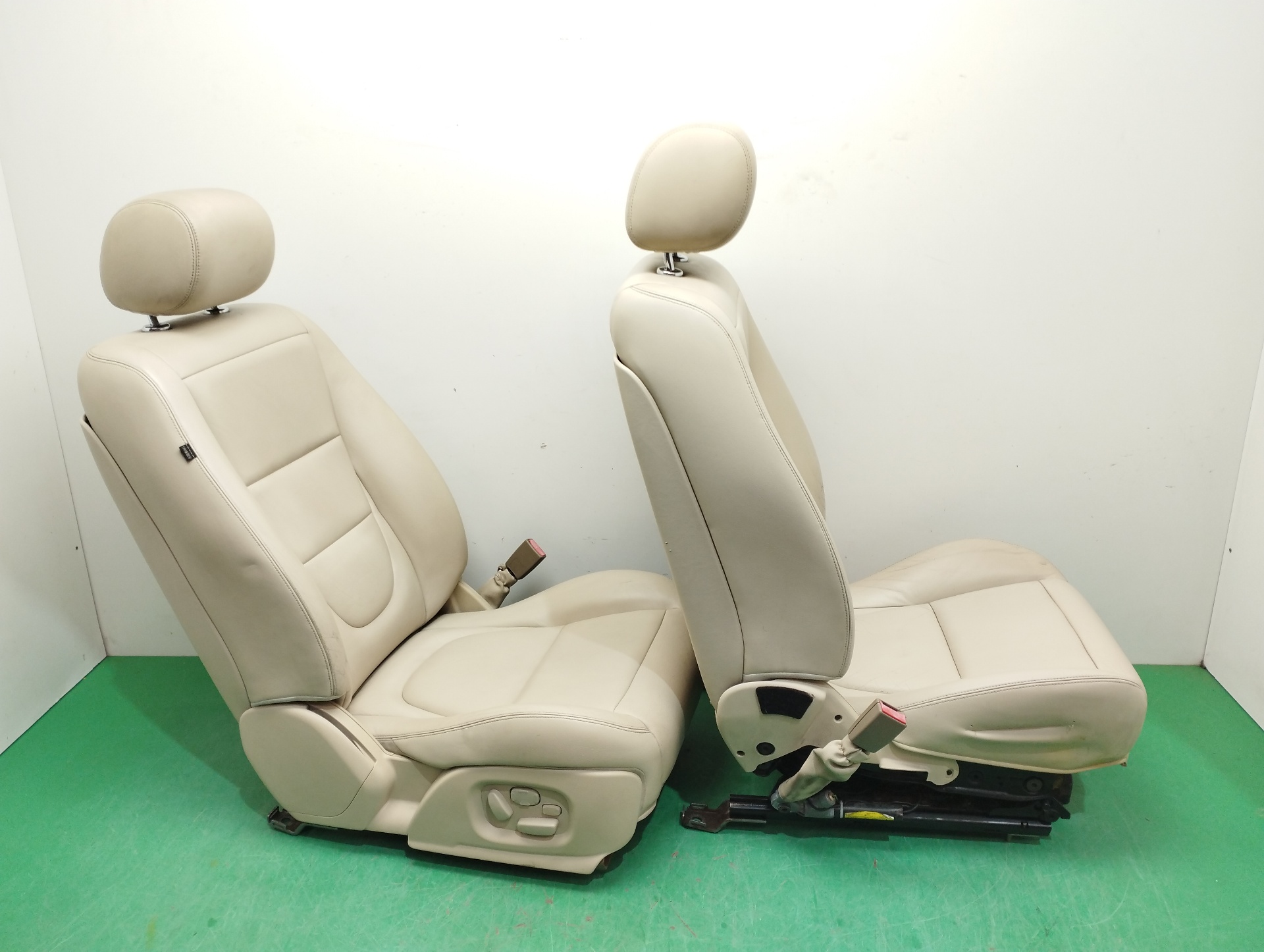 # ASIENTOS DELANTEROS AUTO PAREJA